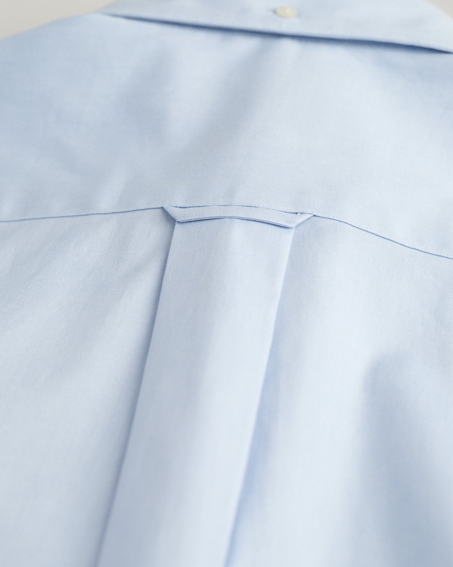 LIGHT BLUE, REG PINPOINT OXFORD SHIRT, CLOSE-UP BY GANT AU.
