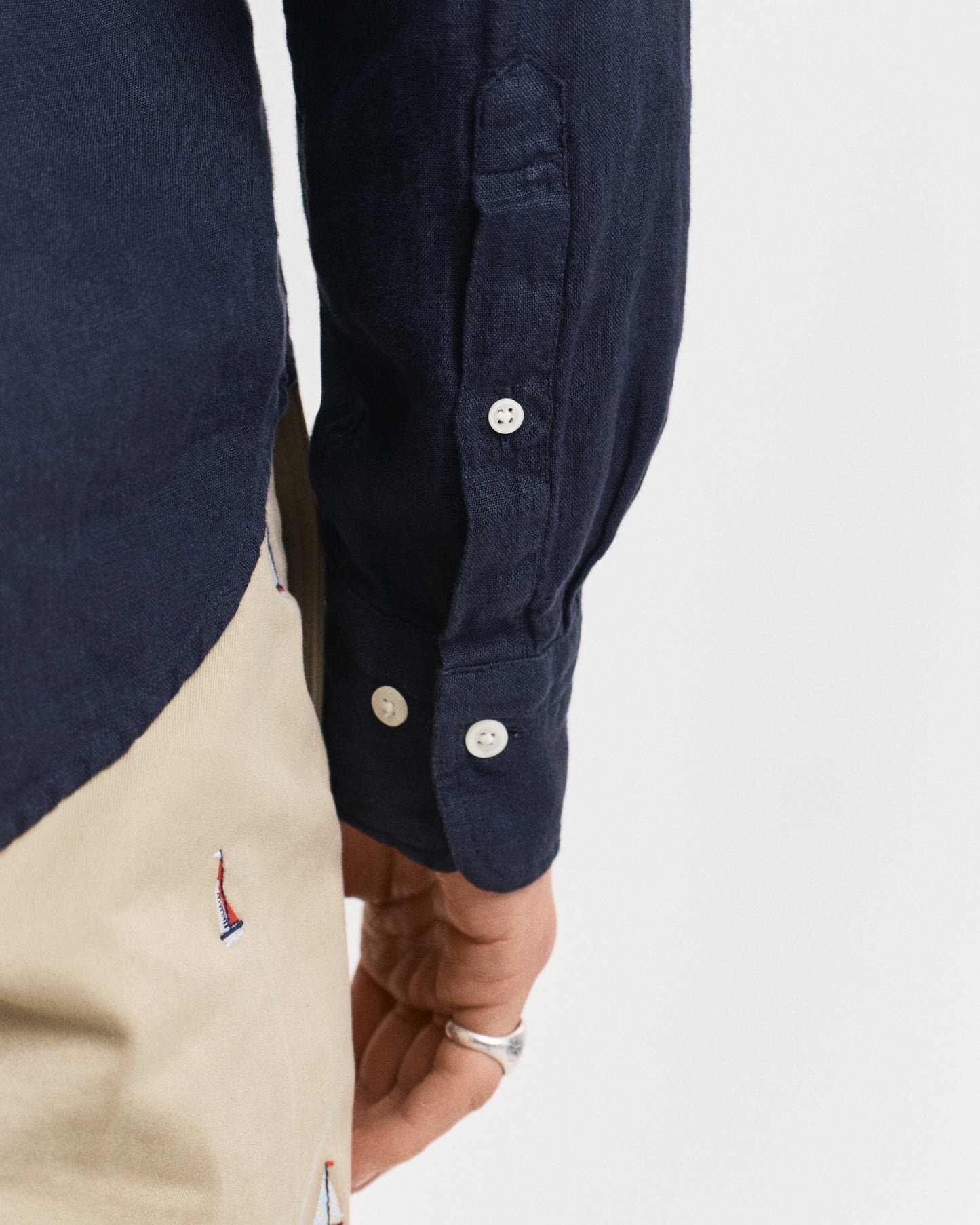 EVENING BLUE, REG GMNT DYED LINEN SHIRT, CLOSE-UP BY GANT AU.