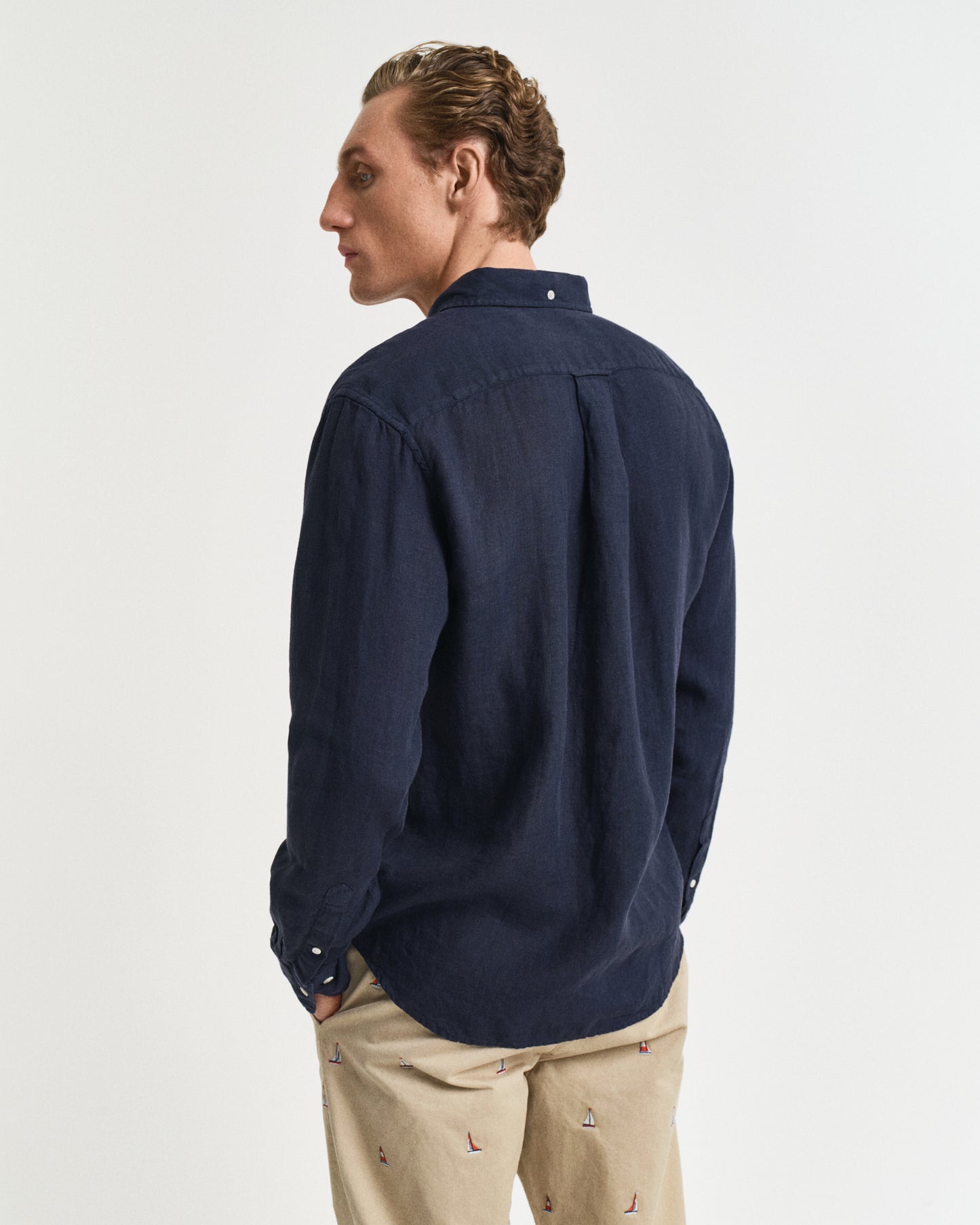 EVENING BLUE, REG GMNT DYED LINEN SHIRT, BACK-VIEW BY GANT AU.