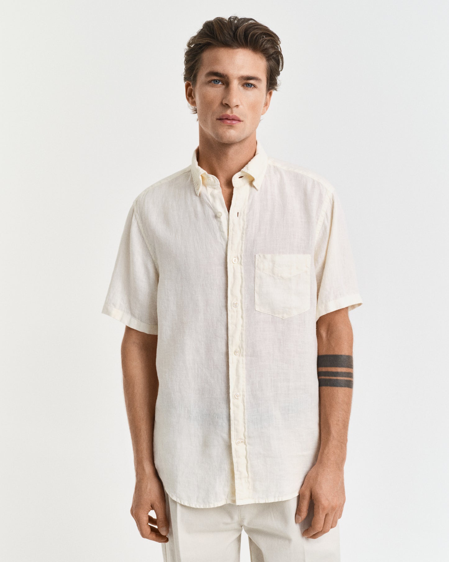 MODEL WEARING REG GMNT DYED LINEN SS SHIRT