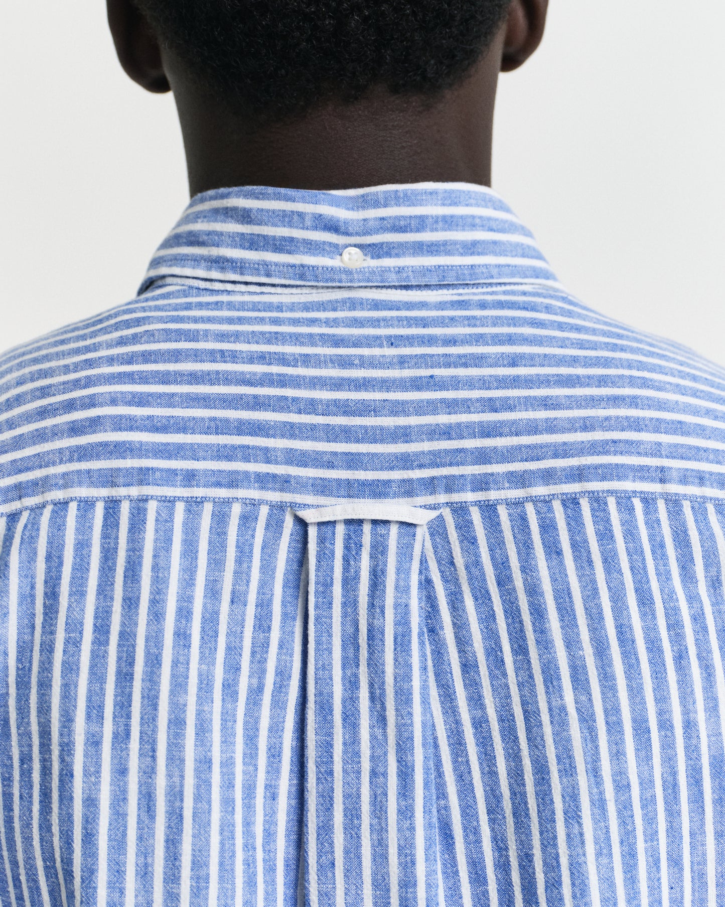 RICH BLUE, REG COTTON LINEN STRIPE SHIRT, CLOSE-UP BY GANT AU.