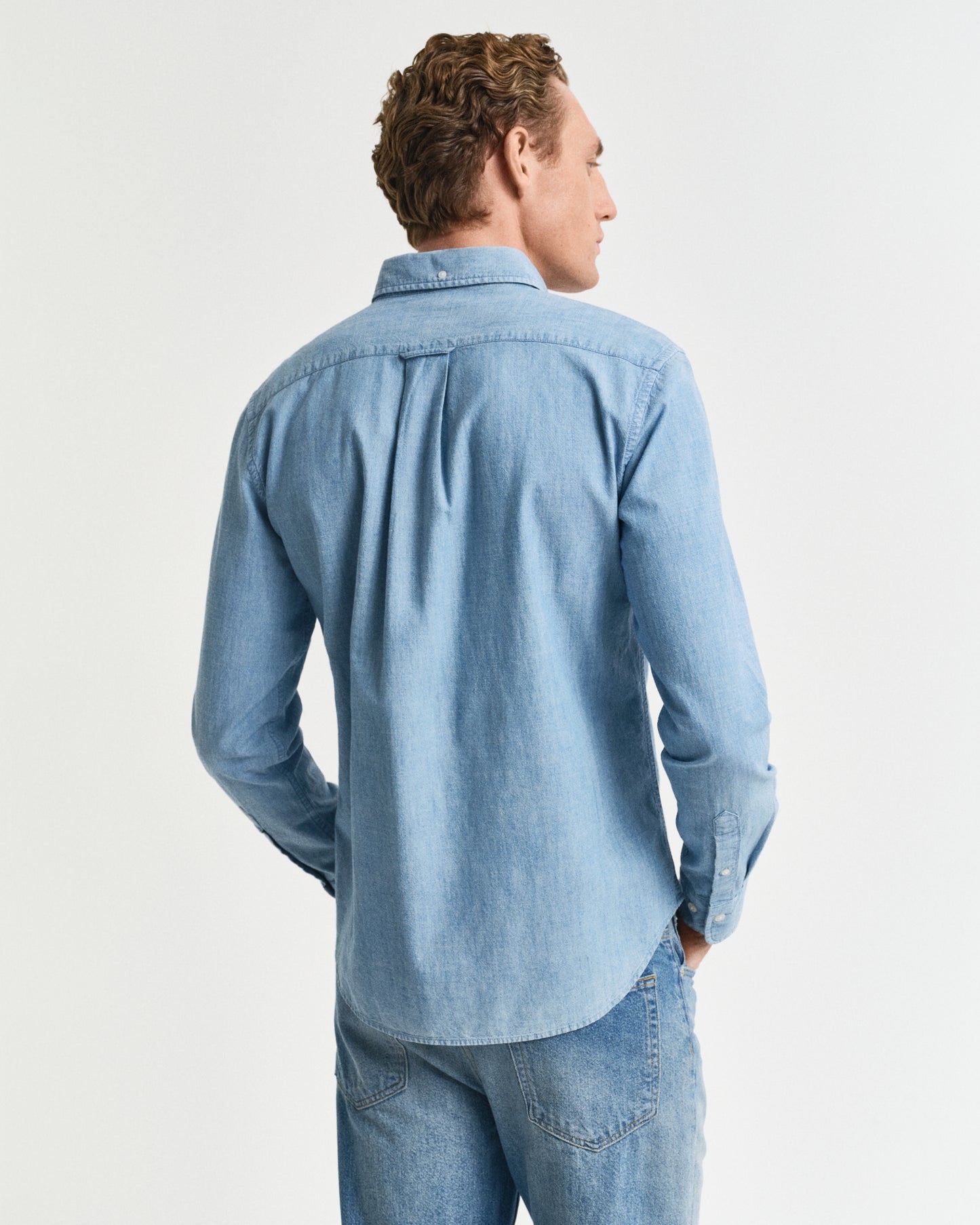 LIGHT BLUE, REG CHAMBRAY SHIRT, BACK-VIEW BY GANT AU.