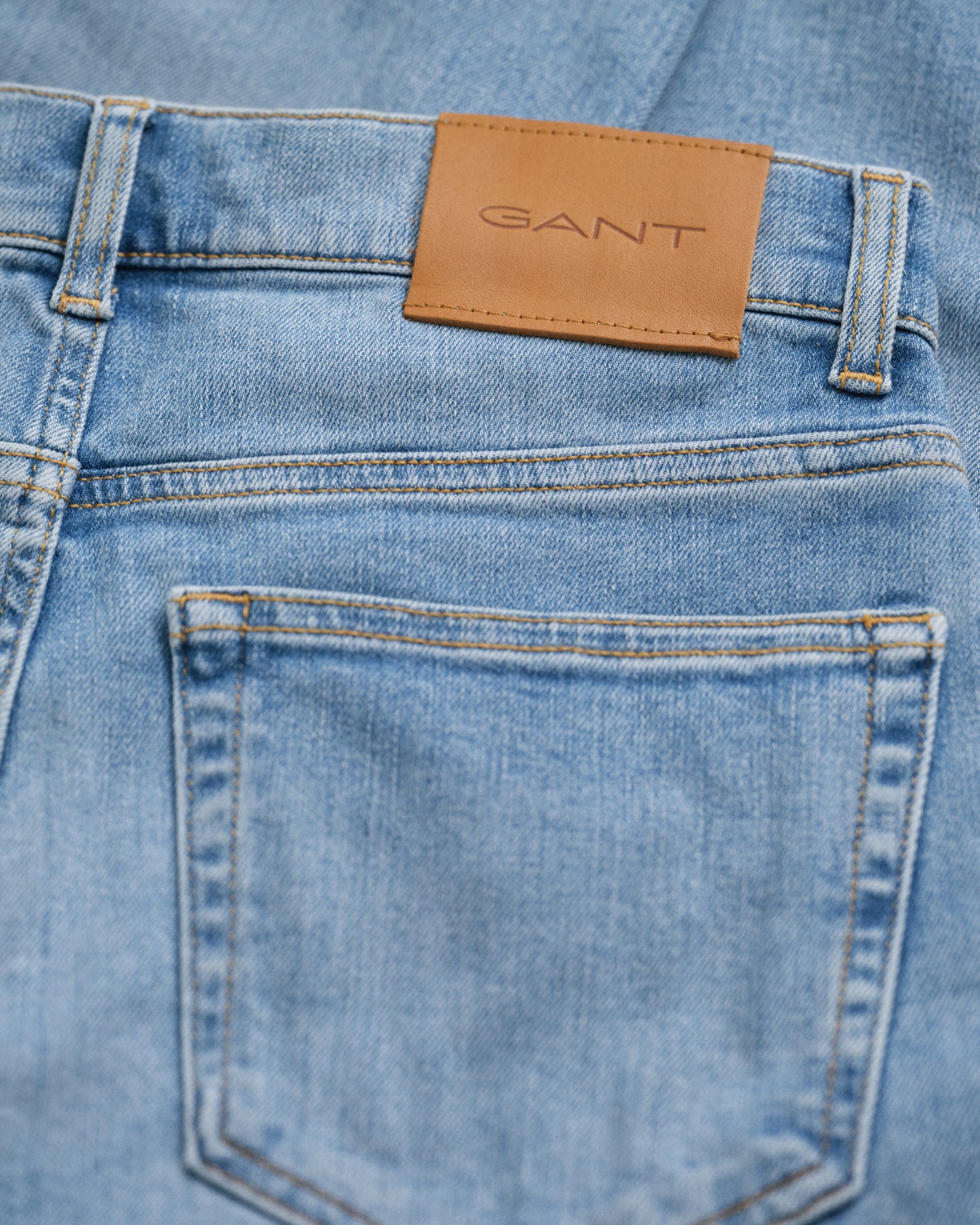 SEMI LIGHT BLUE, CROPPED SLIM STRETCH JEANS, FLAT-LAY BY GANT AU.