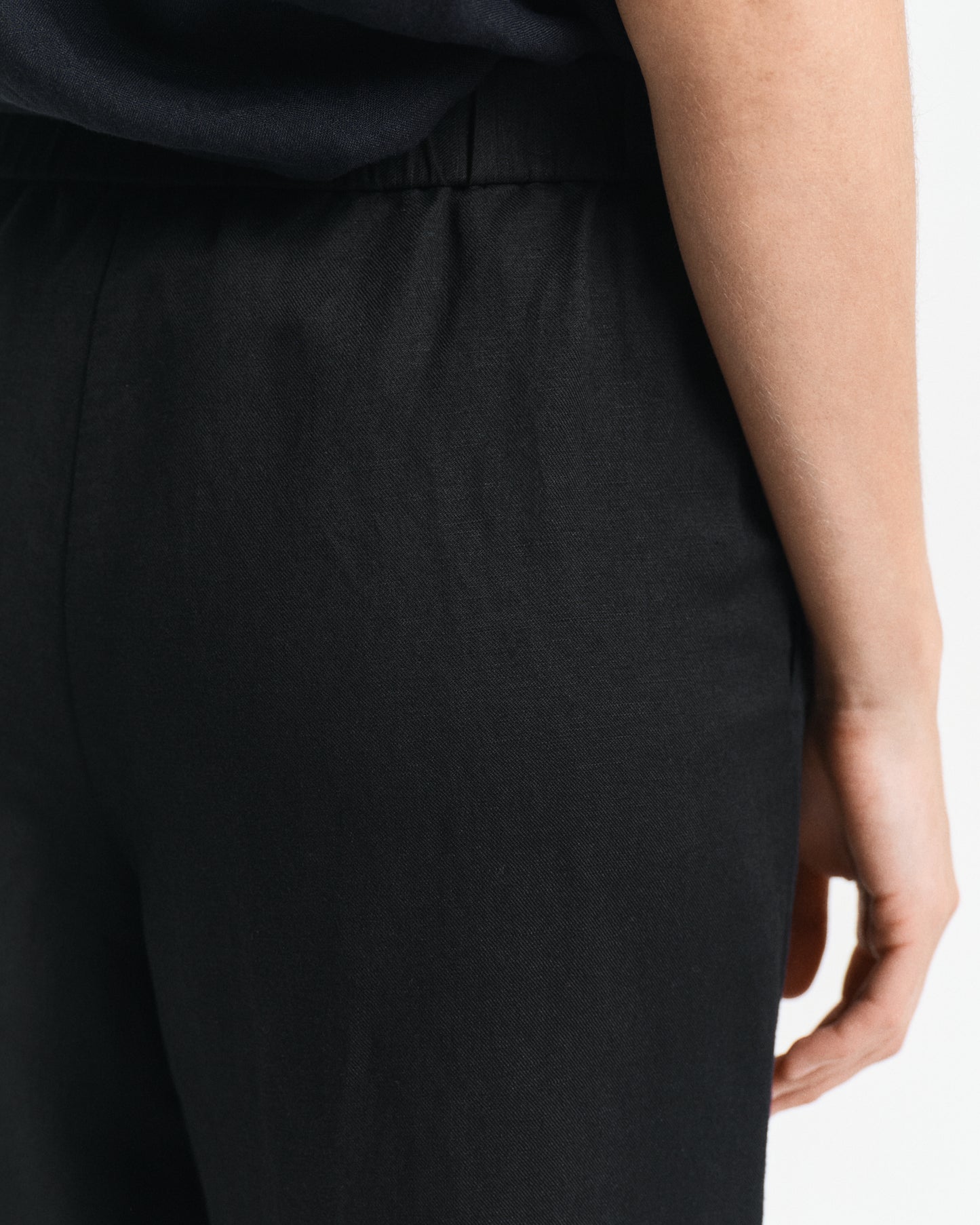BLACK, LINEN BLEND PULL ON PANTS, CLOSE-UP BY GANT AU.