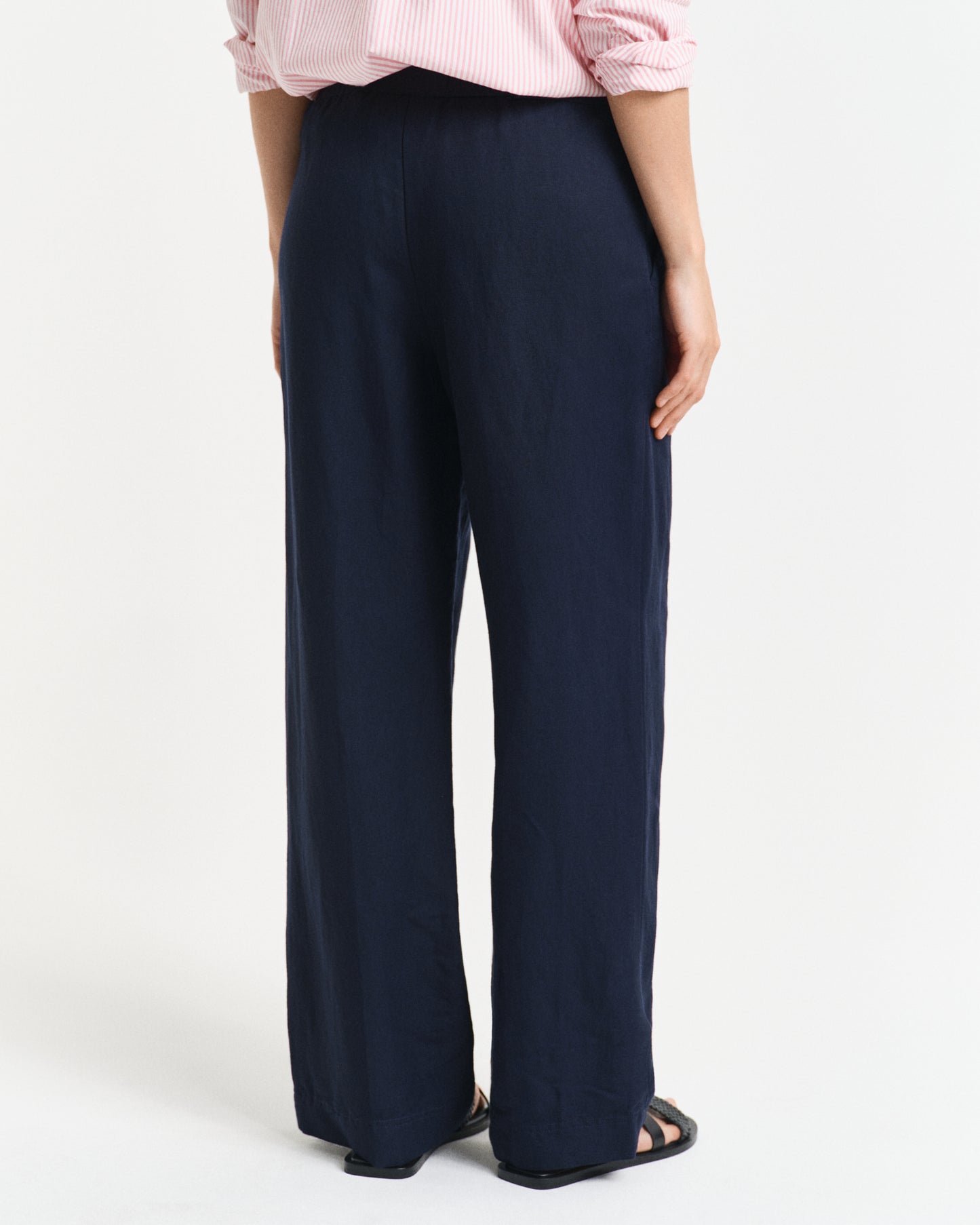 EVENING BLUE, LINEN BLEND PULL ON PANTS, BACK-VIEW BY GANT AU.