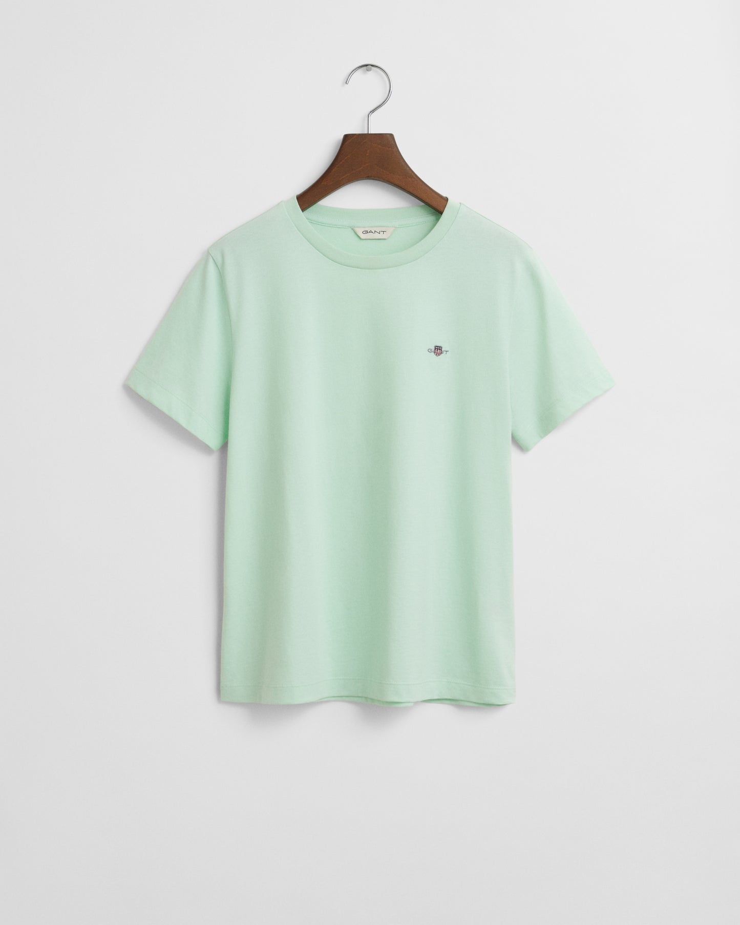 FADED MINT, REG SHIELD SS T-SHIRT, FLAT-LAY BY GANT AU.