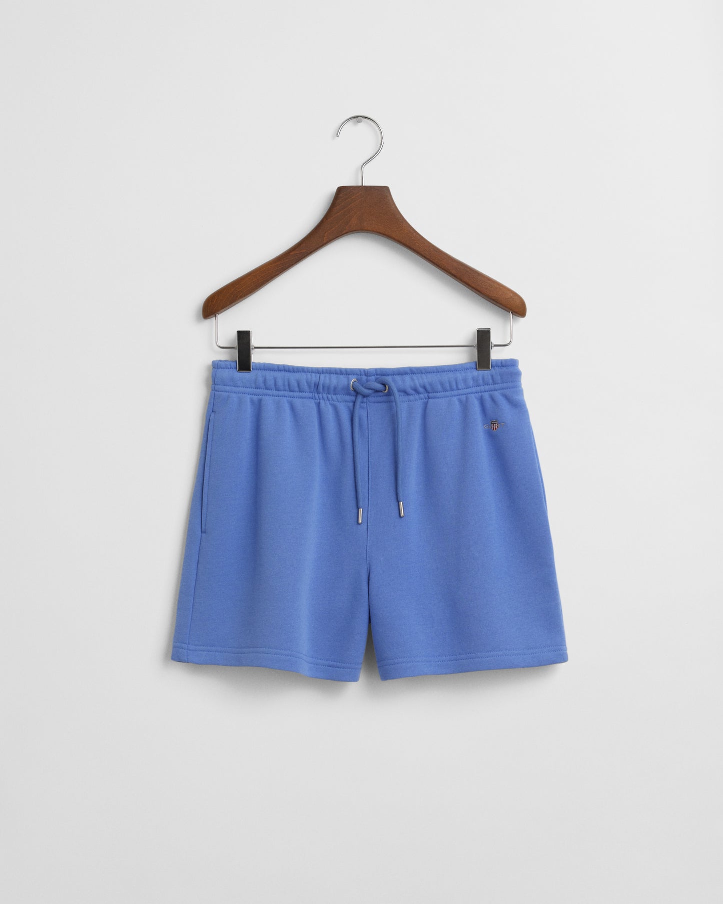 PERFECT BLUE, REG SHIELD SHORTS, FLAT-LAY BY GANT AU.