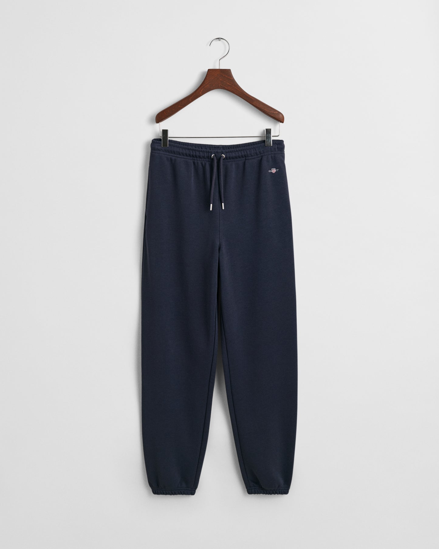 EVENING BLUE, REG SHIELD SWEATPANTS, FRONT-VIEW BY GANT AU.