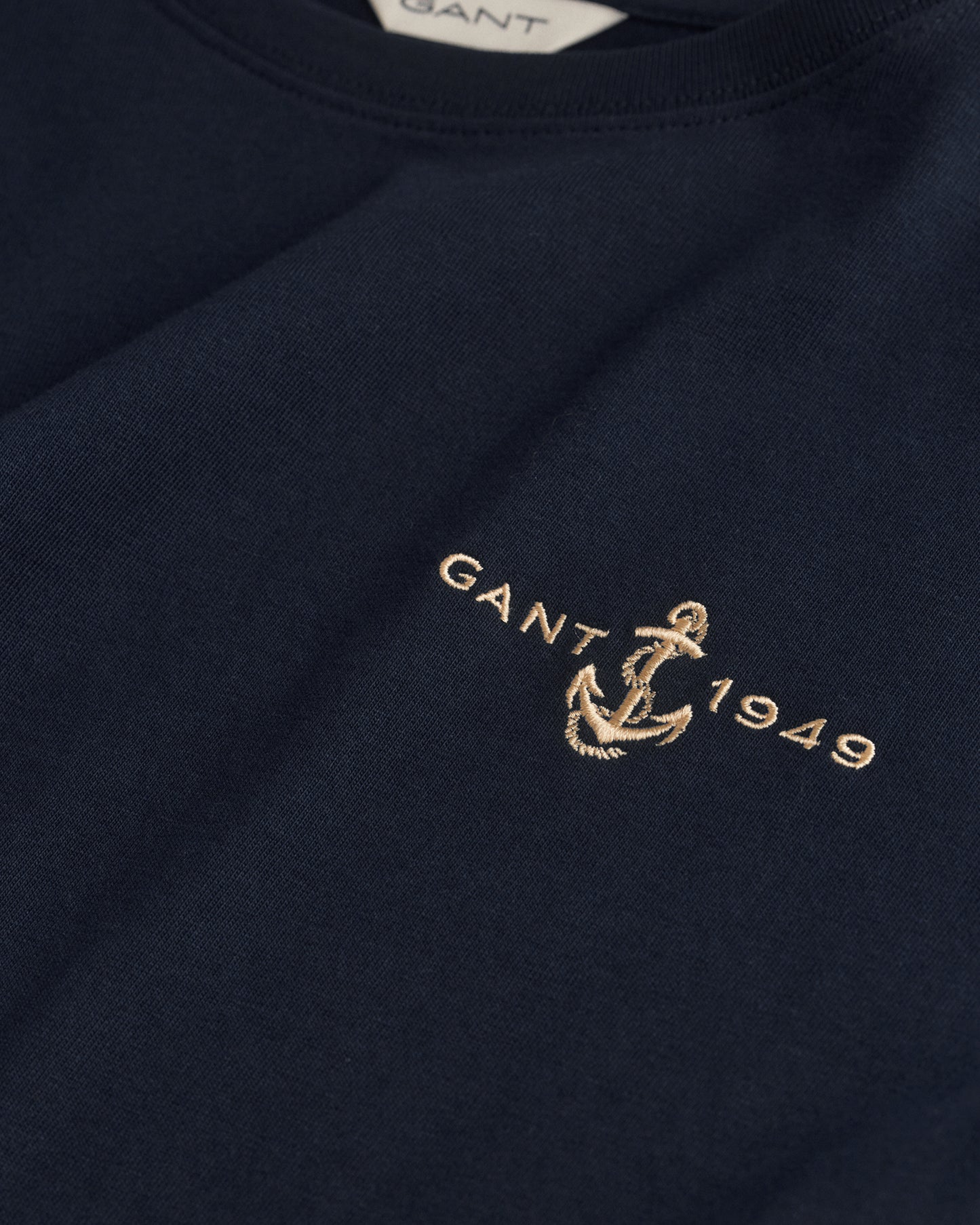 EVENING BLUE, EMBROIDERED ANCHOR SS T-SHIRT, CLOSE-UP BY GANT AU.