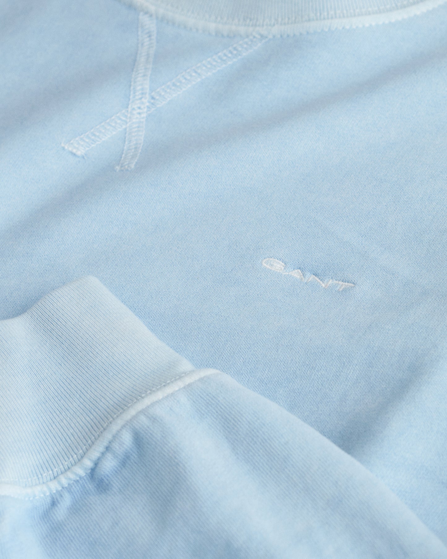 FRESH BLUE, REG SUNFADED C-NECK SWEAT, CLOSE-UP BY GANT AU.