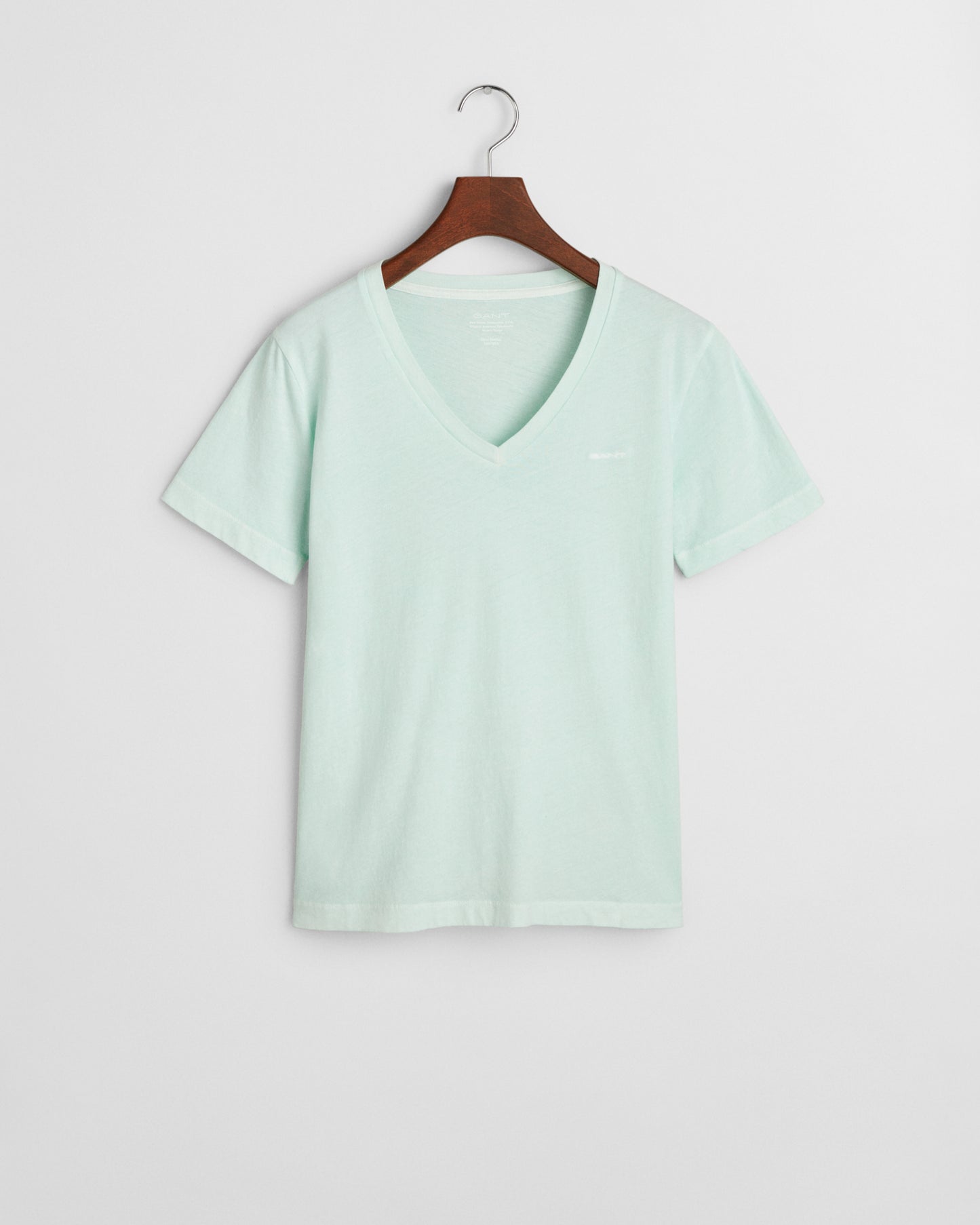 FADED MINT, REG SUNFADED SS V-NECK T-SHIRT, FLAT-LAY BY GANT AU.