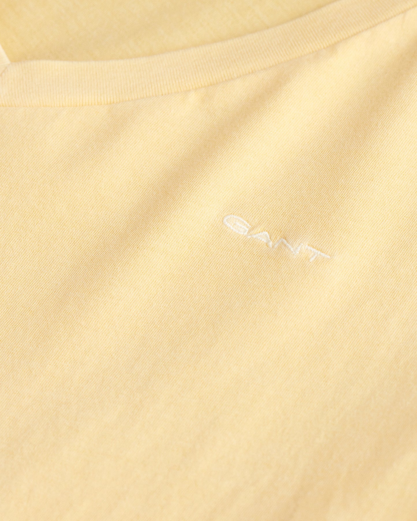 DUSTY LIGHT YELLOW, REG SUNFADED SS V-NECK T-SHIRT, CLOSE-UP BY GANT AU.