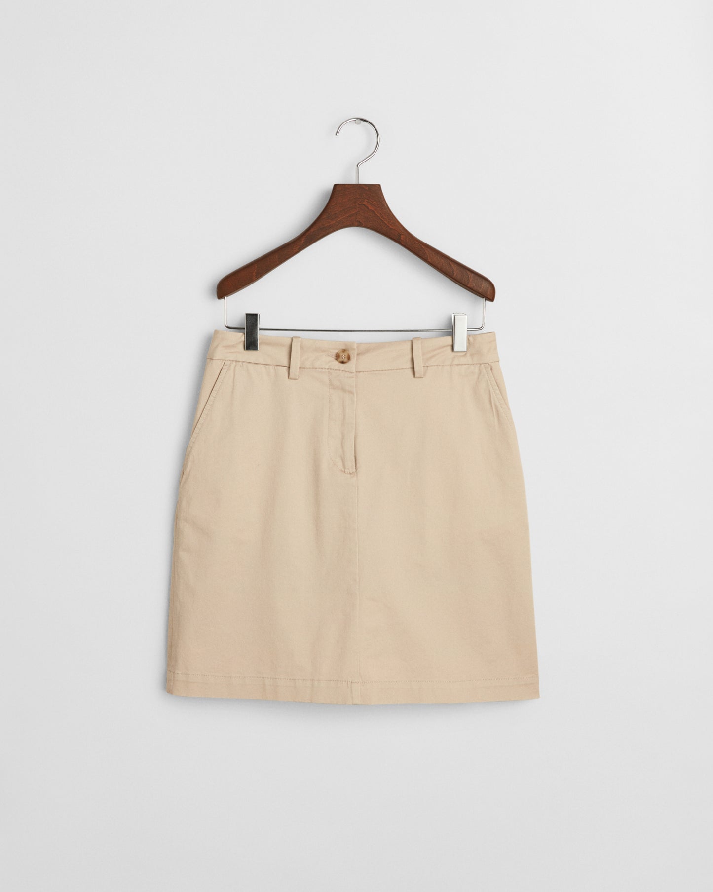 DRY SAND, CHINO SKIRT, FLAT-LAY BY GANT AU.