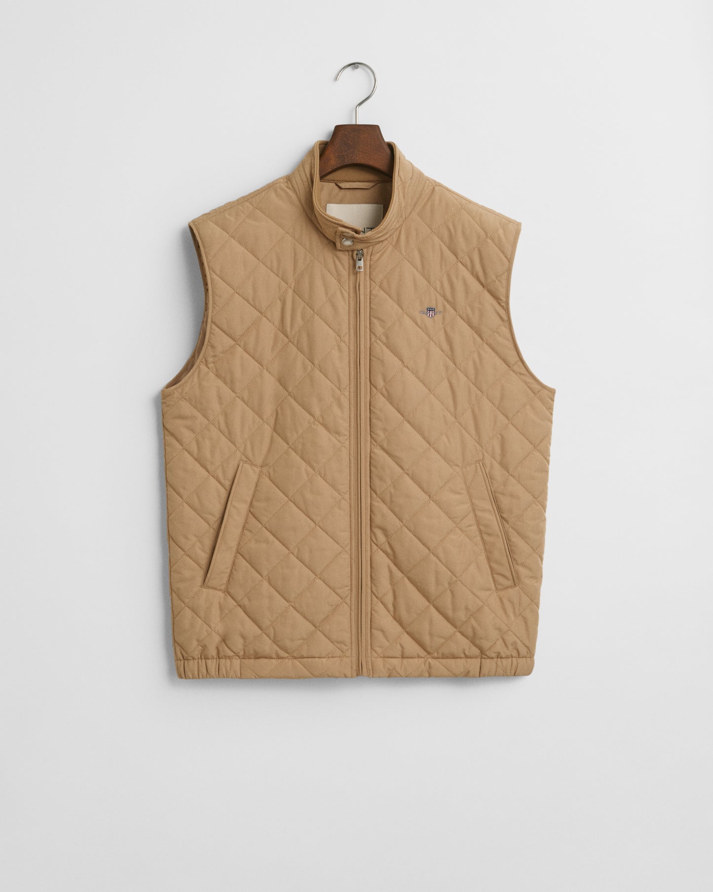 DARK KHAKI, QUILTED WINDCHEATER VEST, FLAT-LAY BY GANT AU.