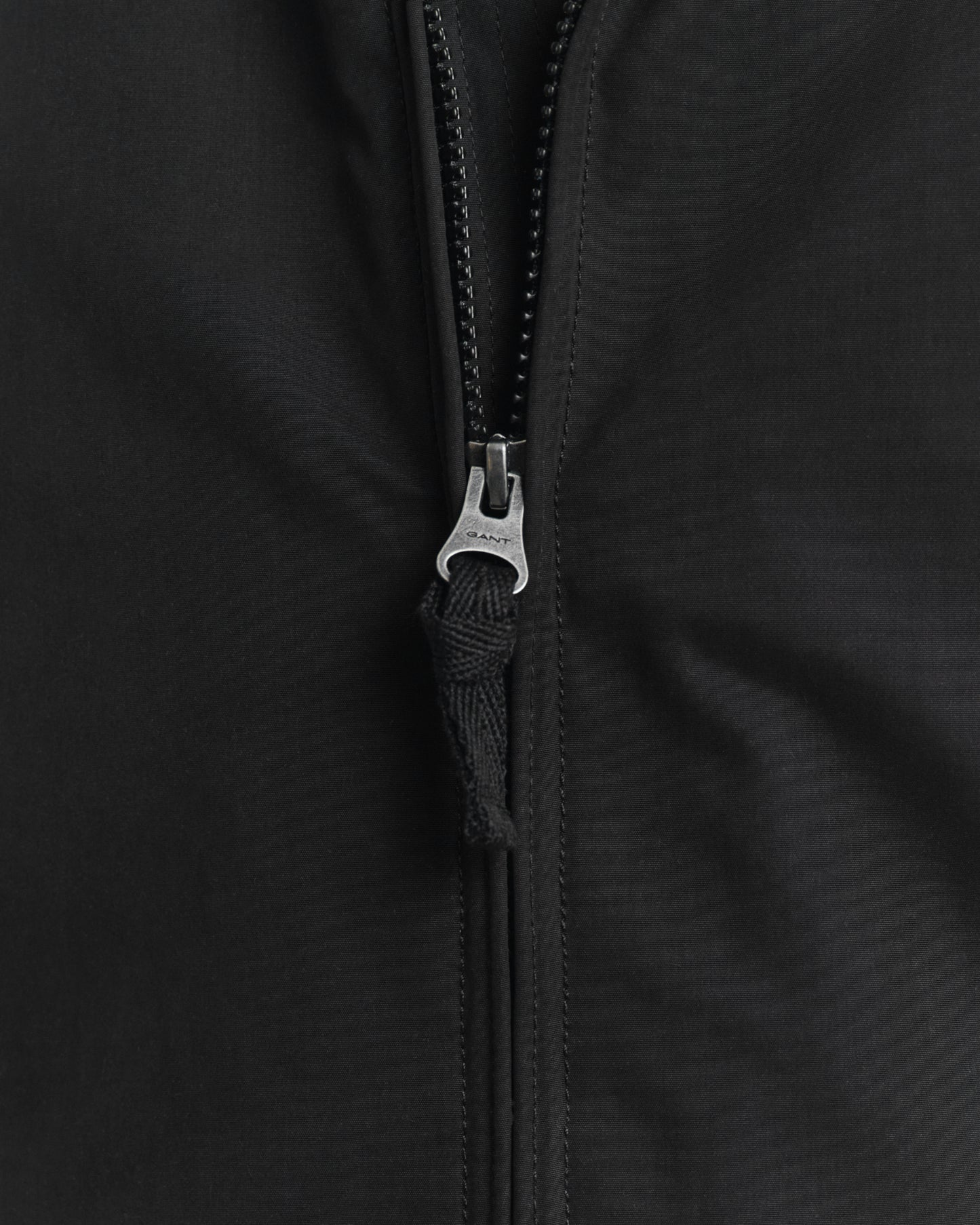 BLACK, LIGHTWEIGHT HAMPSHIRE JACKET, CLOSE-UP BY GANT AU.