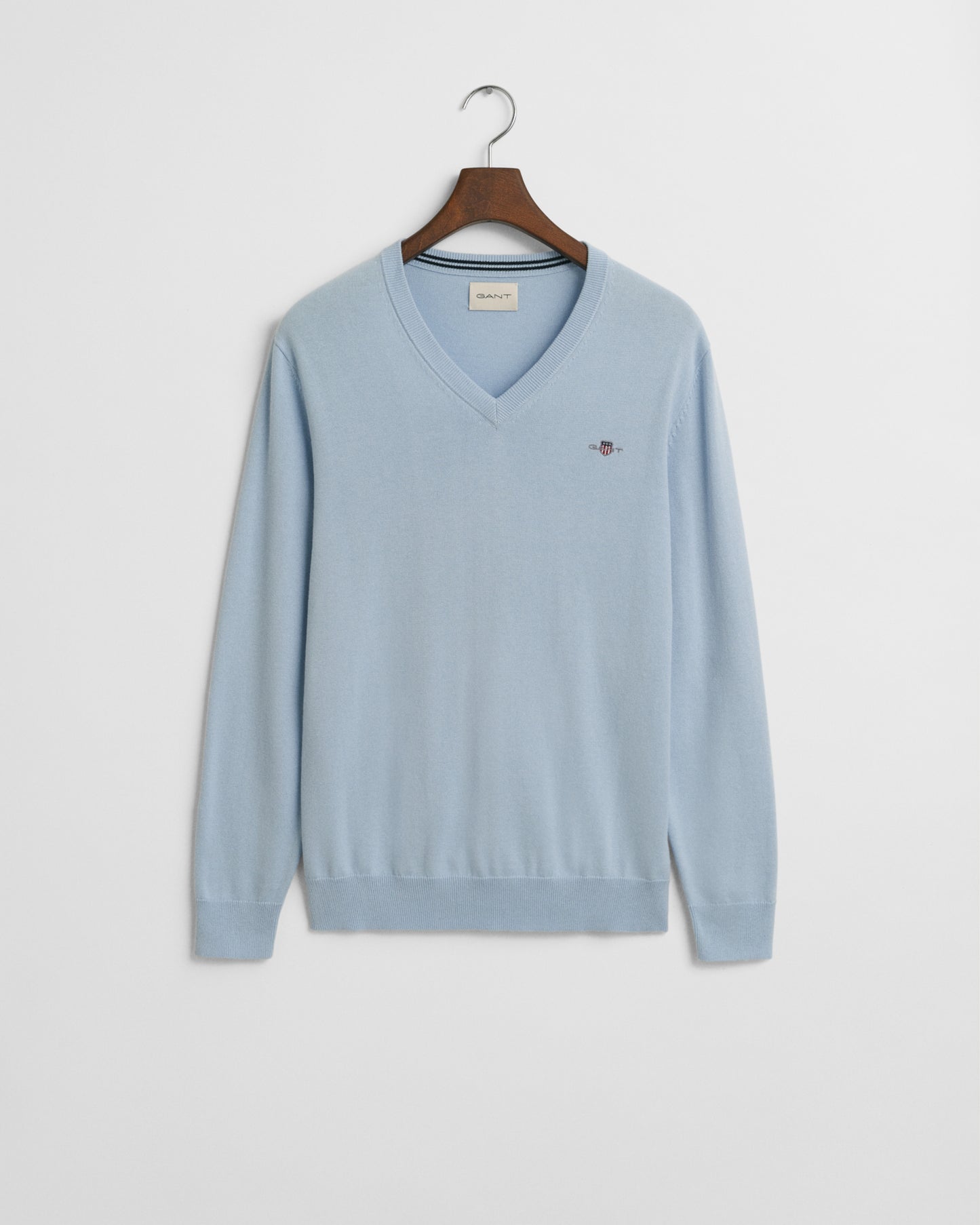 FRESH BLUE, CLASSIC COTTON V-NECK, FLAT-LAY BY GANT AU.