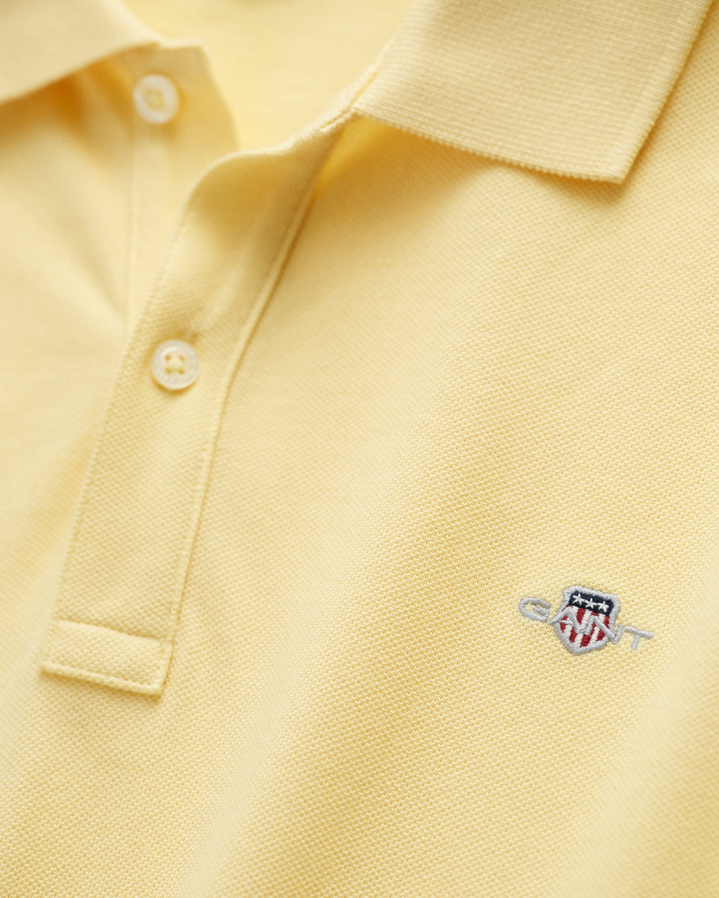 DUSTY LIGHT YELLOW, SHIELD SS PIQUE, CLOSE-UP BY GANT AU.