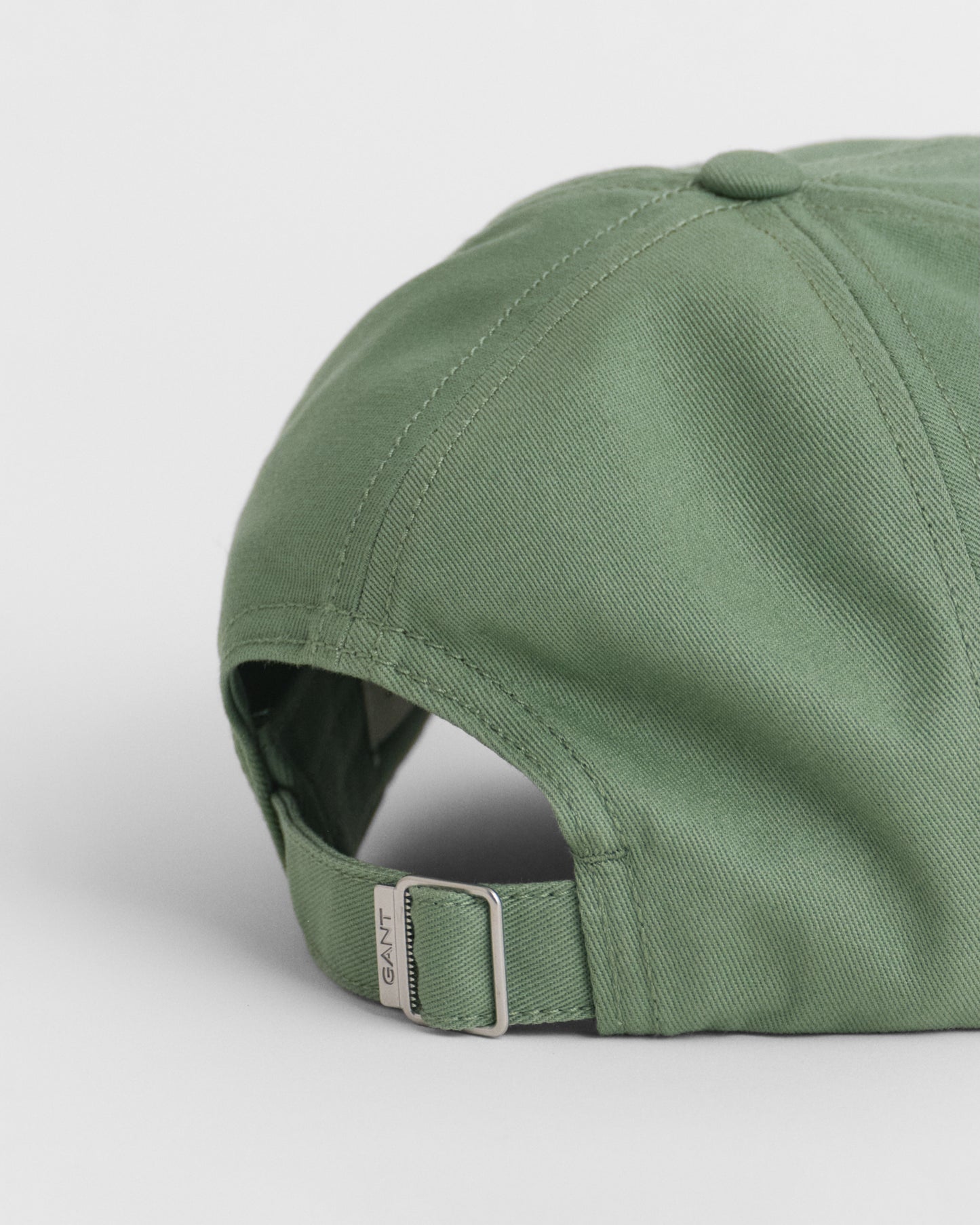KALAMATA GREEN, SHIELD COTTON TWILL CAP, CLOSE-UP BY GANT AU.