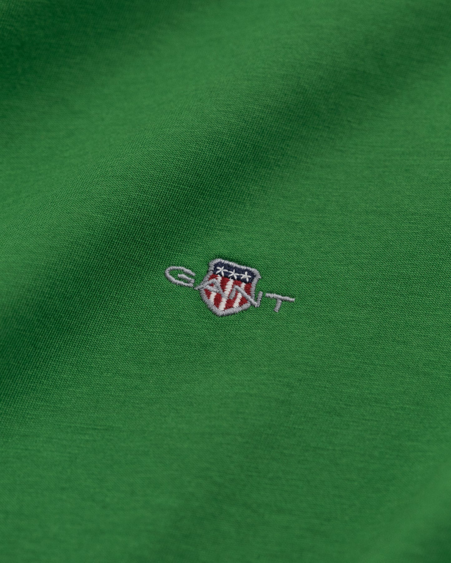 GRASS GREEN, REG SHIELD SS T-SHIRT, CLOSE-UP BY GANT AU.