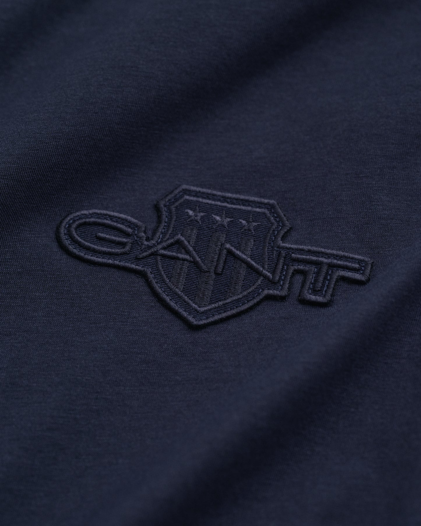 EVENING BLUE, REG TONAL SHIELD SS T-SHIRT, CLOSE-UP BY GANT AU.
