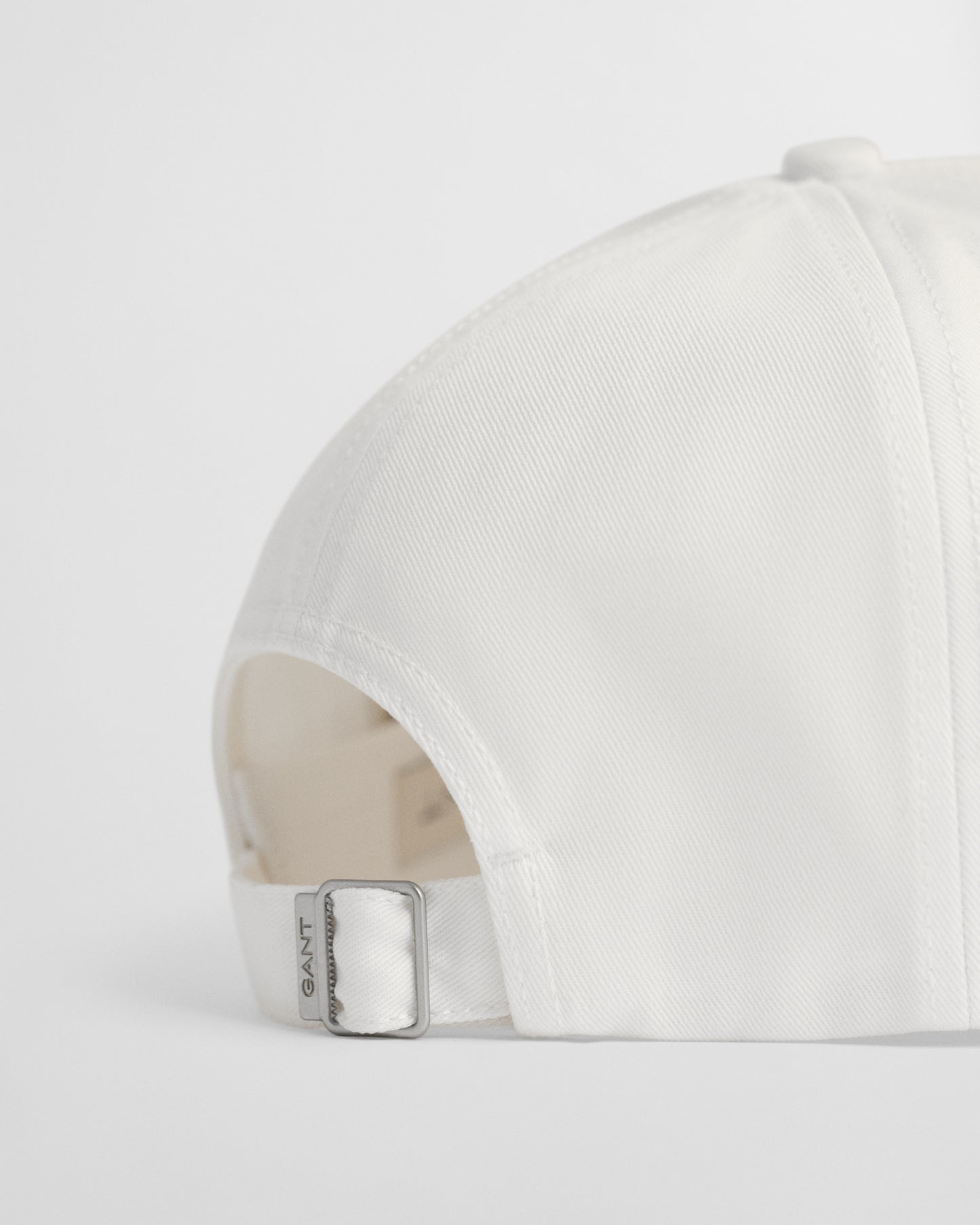 EGGSHELL, HIGH SHIELD COTTON TWILL CAP, CLOSE-UP BY GANT AU.
