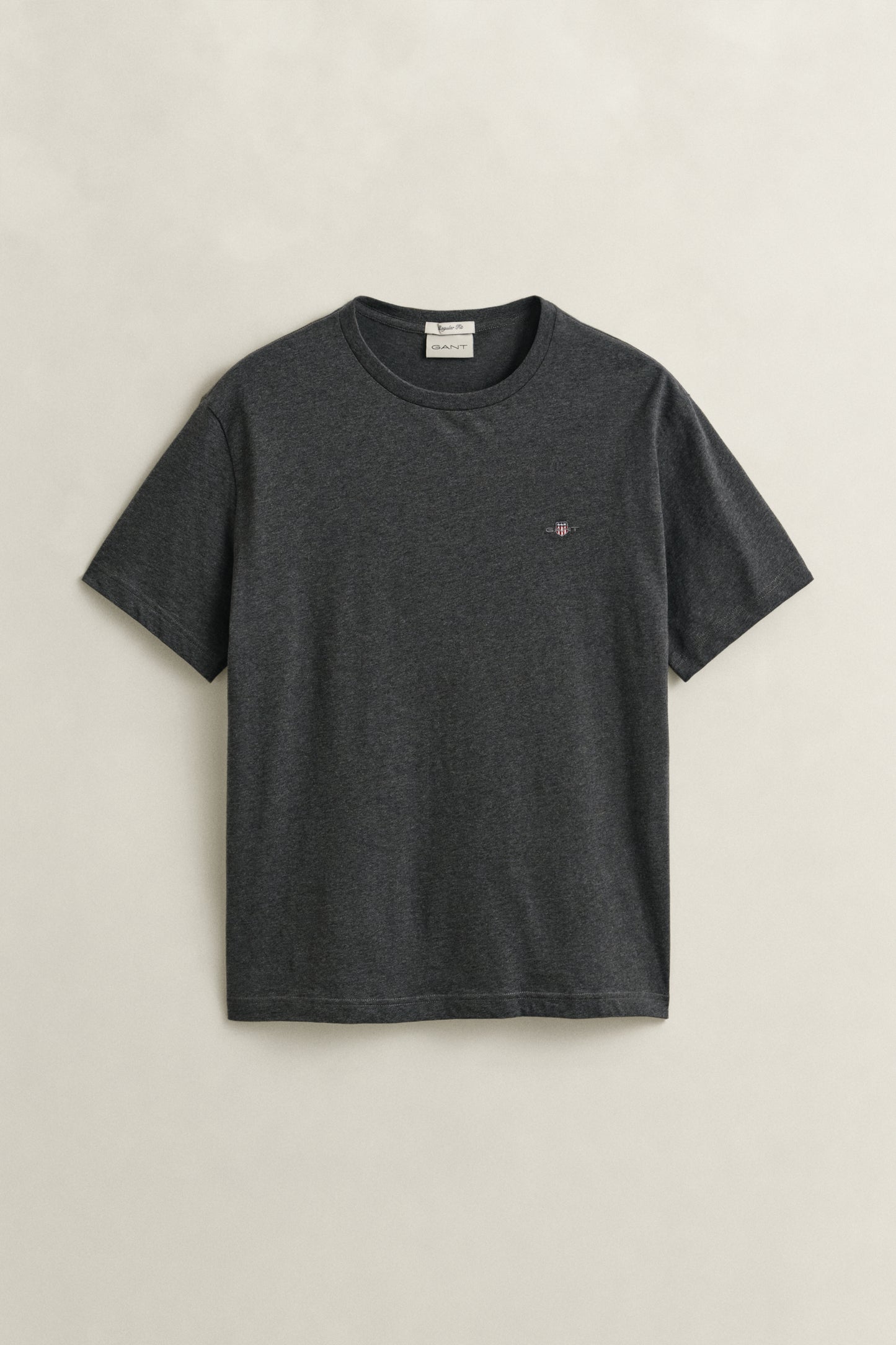 ANTRACIT MELANGE, REG SHIELD SS T-SHIRT, FLAT-LAY BY GANT AU.