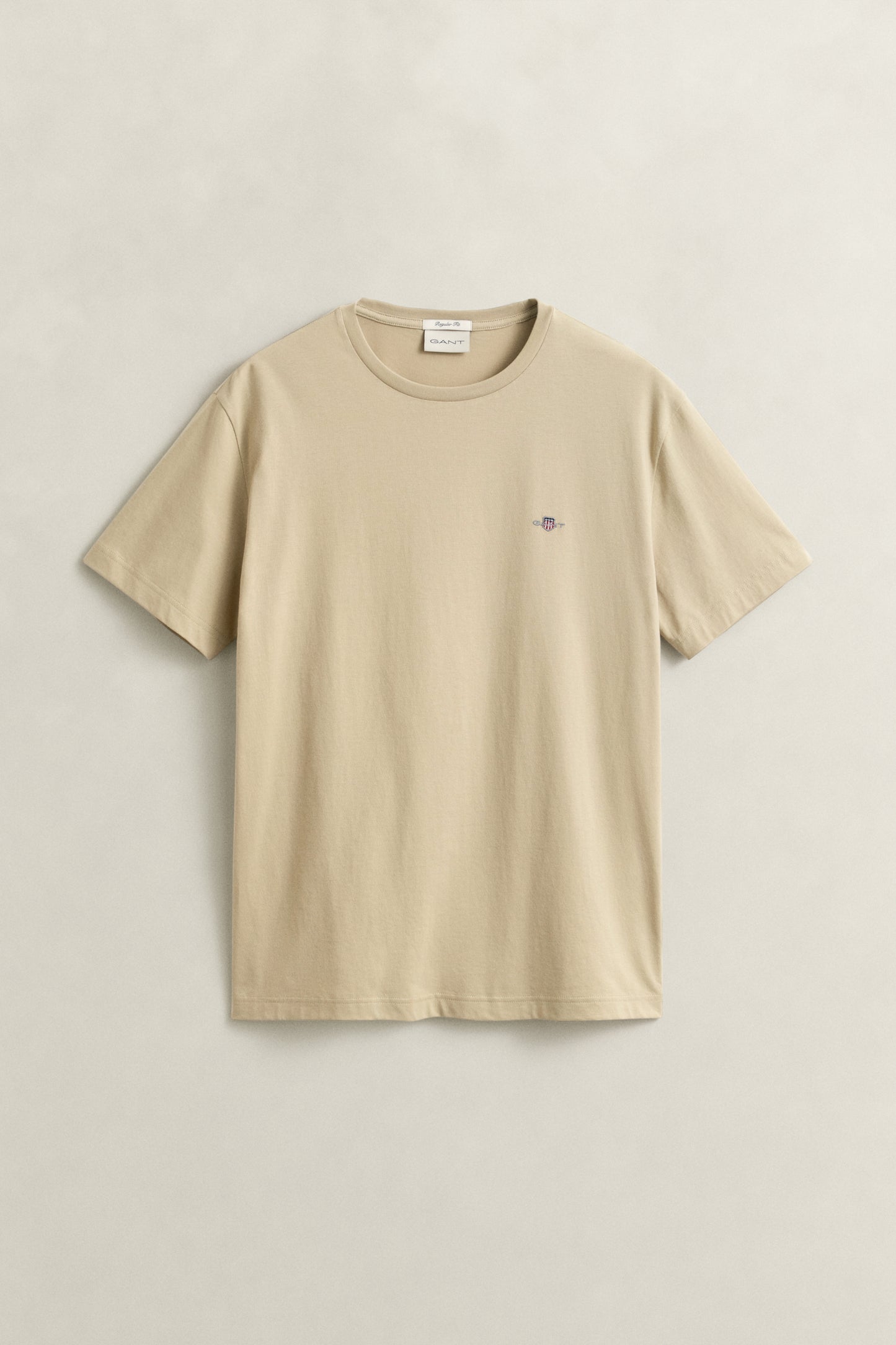 OAT BEIGE, Shield T-Shirt, FLAT-LAY BY GANT AU.