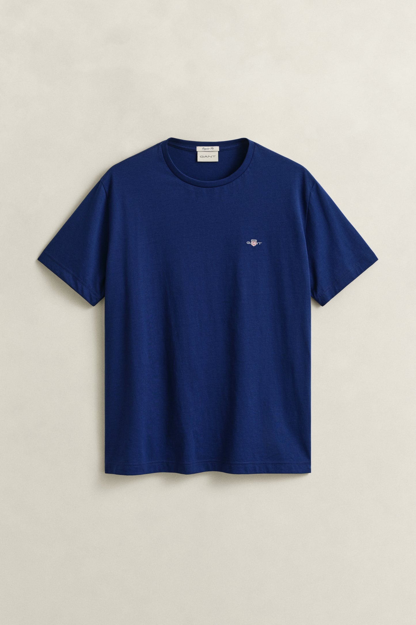RICH NAVY, Shield T-Shirt, FLAT-LAY BY GANT AU.