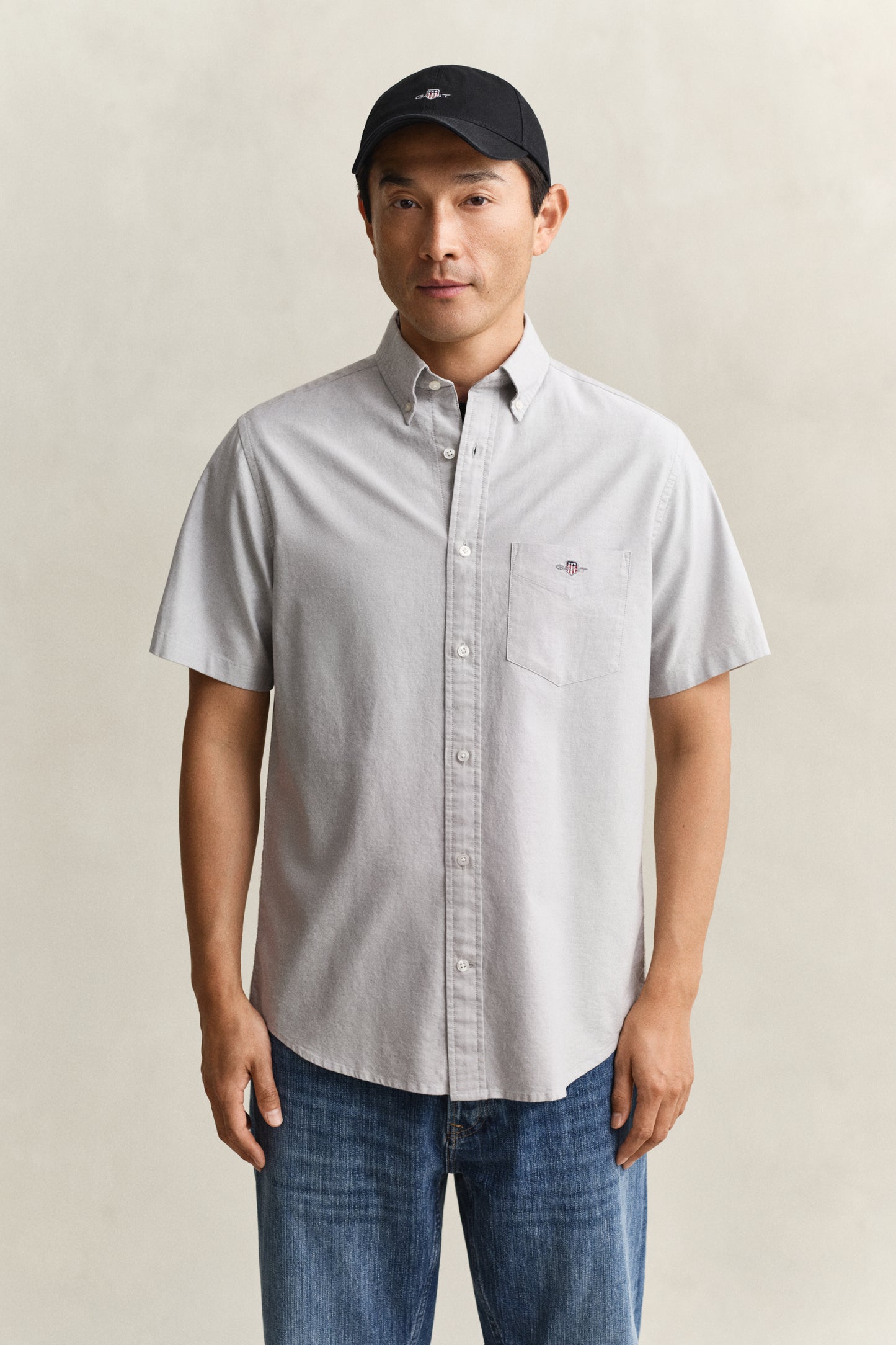 MODEL WEARING REG CLASSIC OXFORD SS SHIRT