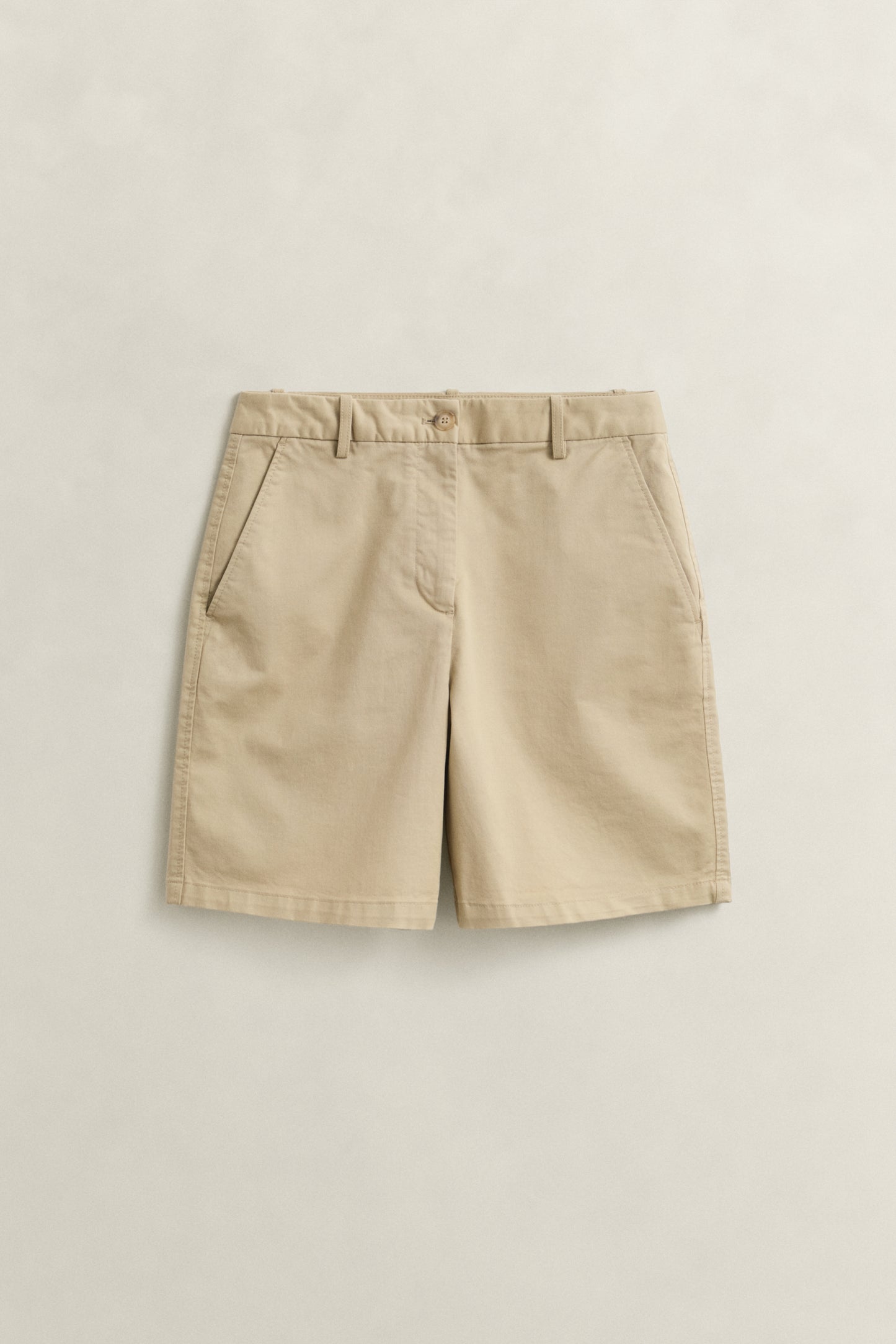 OAT BEIGE, CHINO SHORTS, FLAT-LAY BY GANT AU.