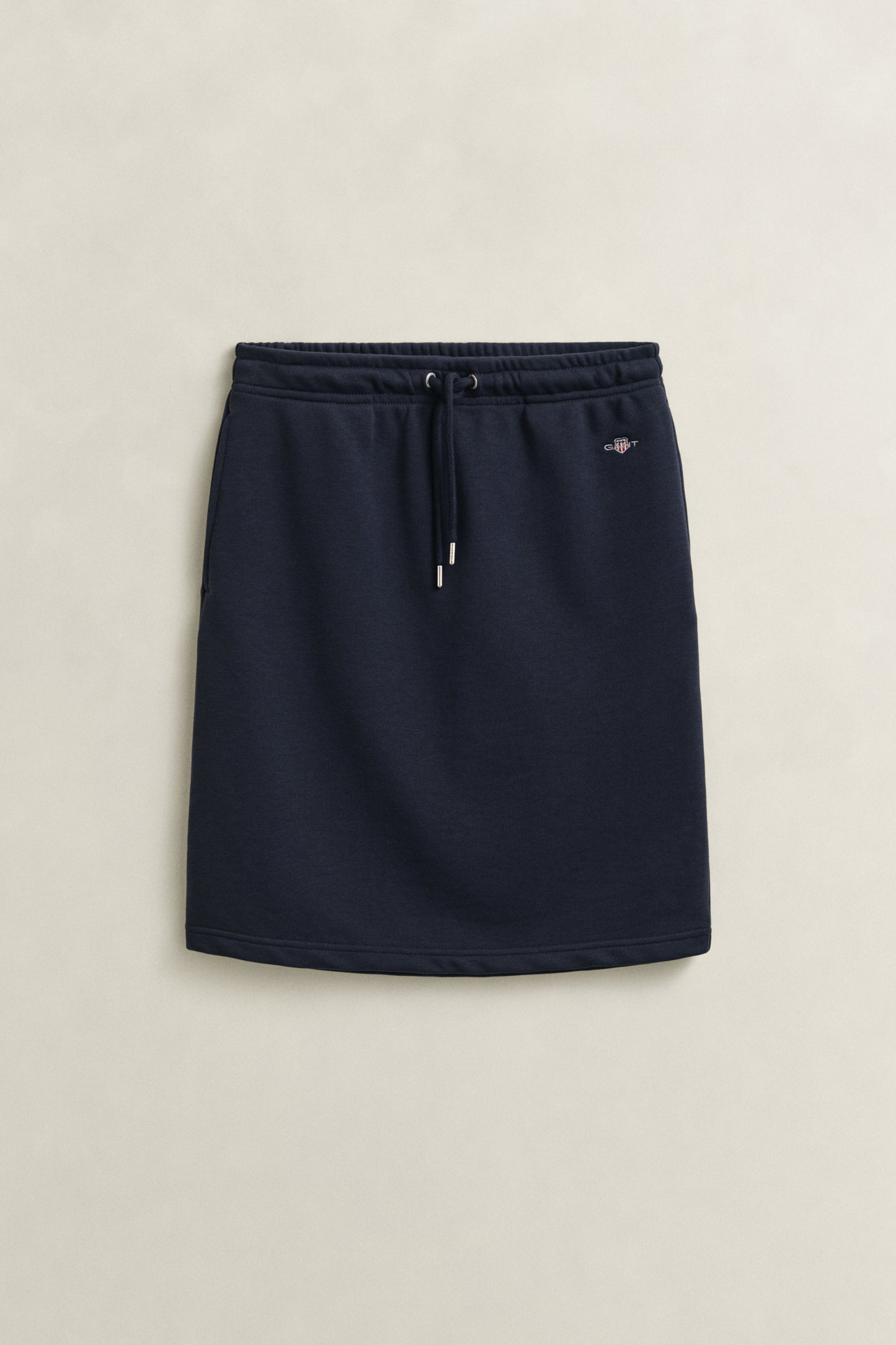 EVENING BLUE, REG SHIELD JERSEY SKIRT, FLAT-LAY BY GANT AU.