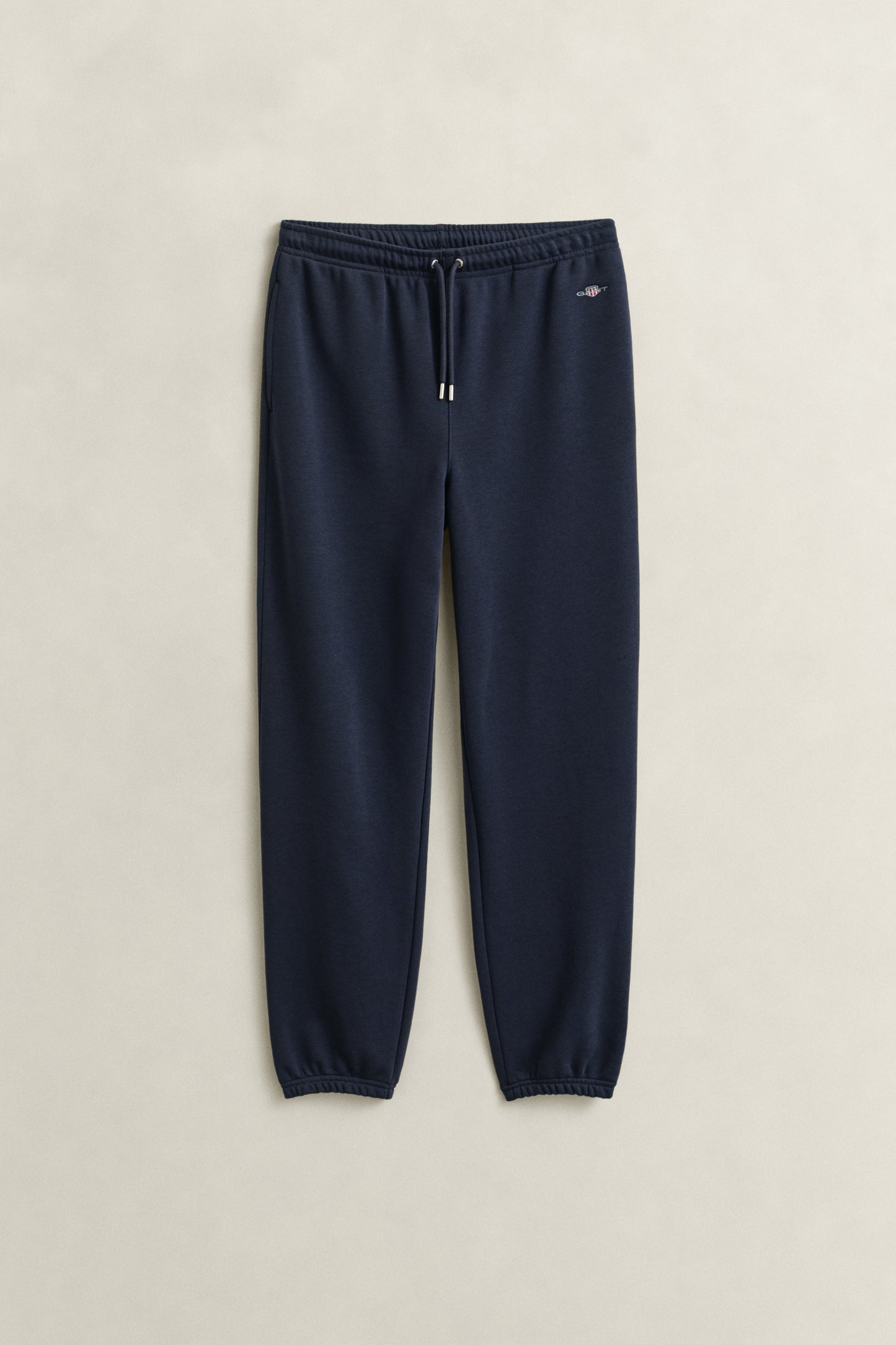 EVENING BLUE, REG SHIELD SWEATPANTS, FLAT-LAY BY GANT AU.