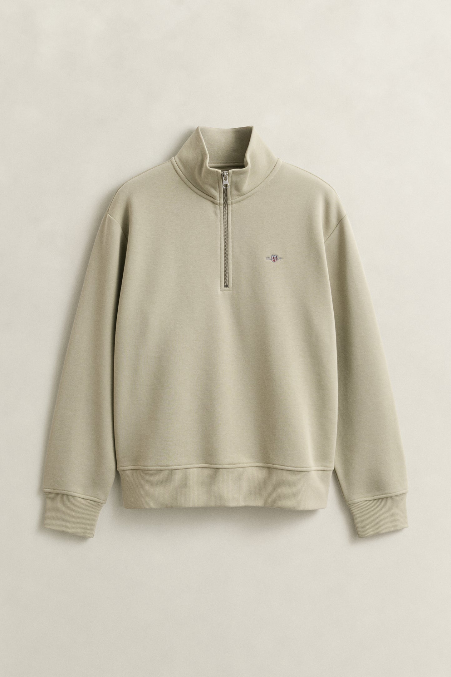 COUNTRY BEIGE, SHIELD HALF-ZIP, FLAT-LAY BY GANT AU.
