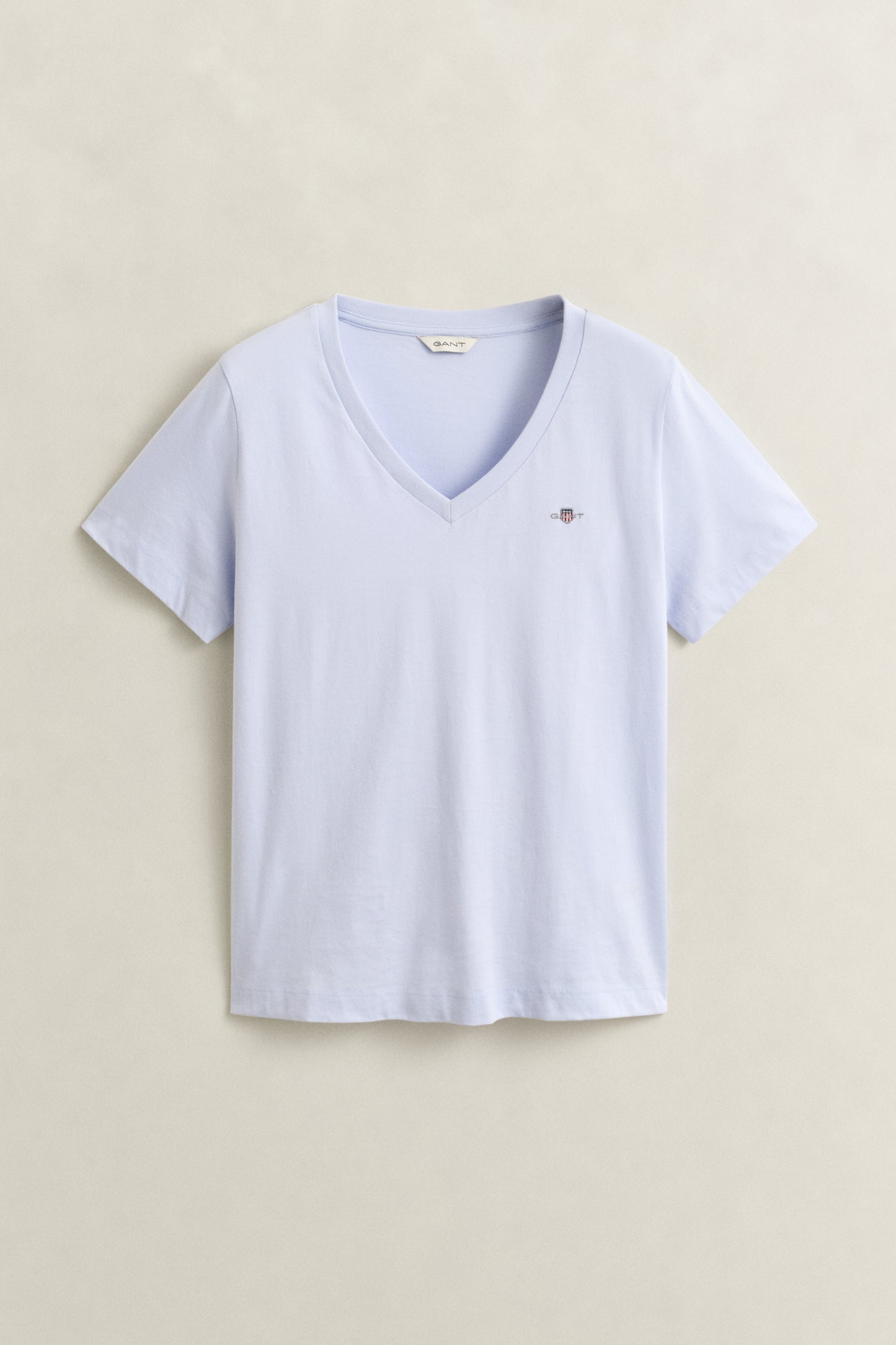 LIGHT BLUE, REG SHIELD SS V-NECK T-SHIRT, FLAT-LAY BY GANT AU.
