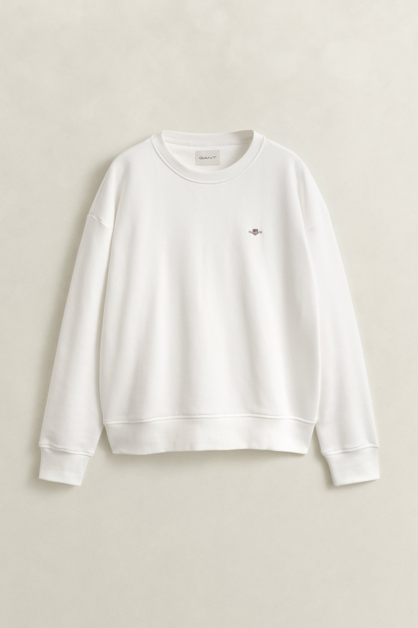 EGGSHELL, SHIELD C-NECK SWEAT, FLAT-LAY BY GANT AU.
