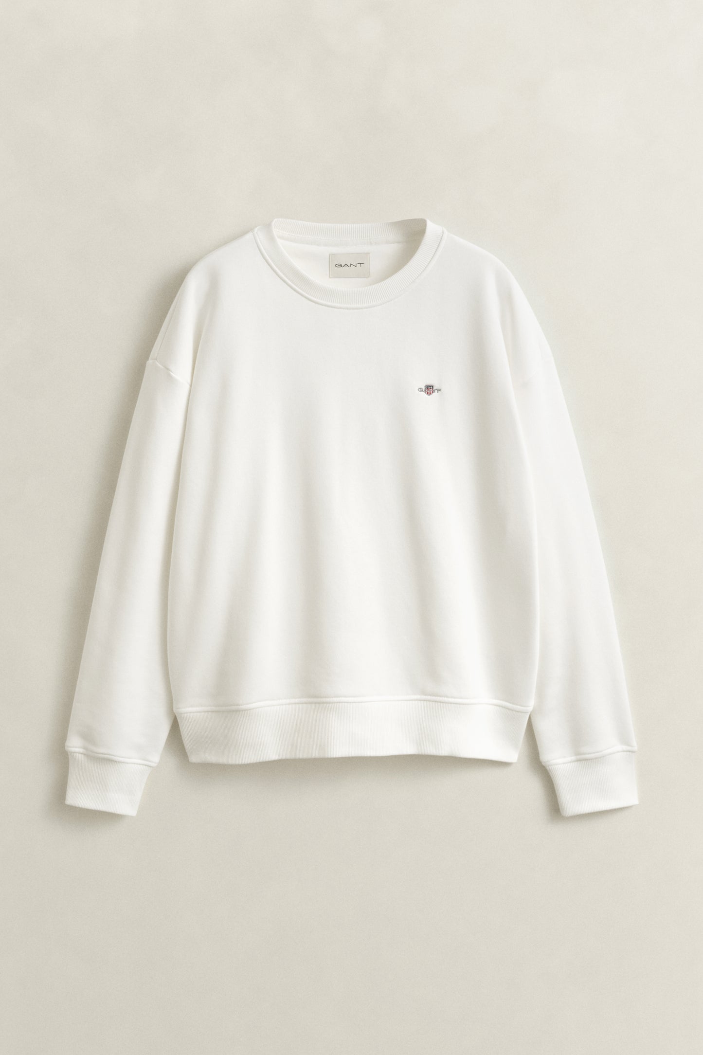 EGGSHELL, SHIELD C-NECK SWEAT, FLAT-LAY BY GANT AU.