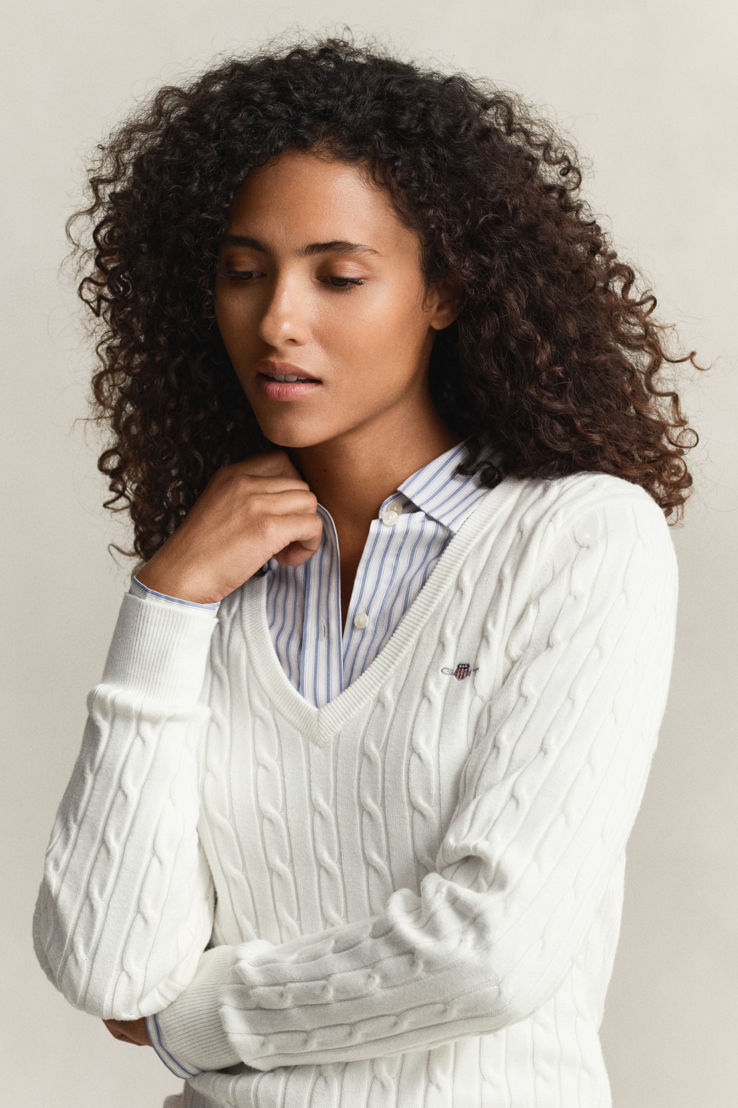 EGGSHELL, STRETCH COTTON CABLE V-NECK, CLOSE-UP BY GANT AU.