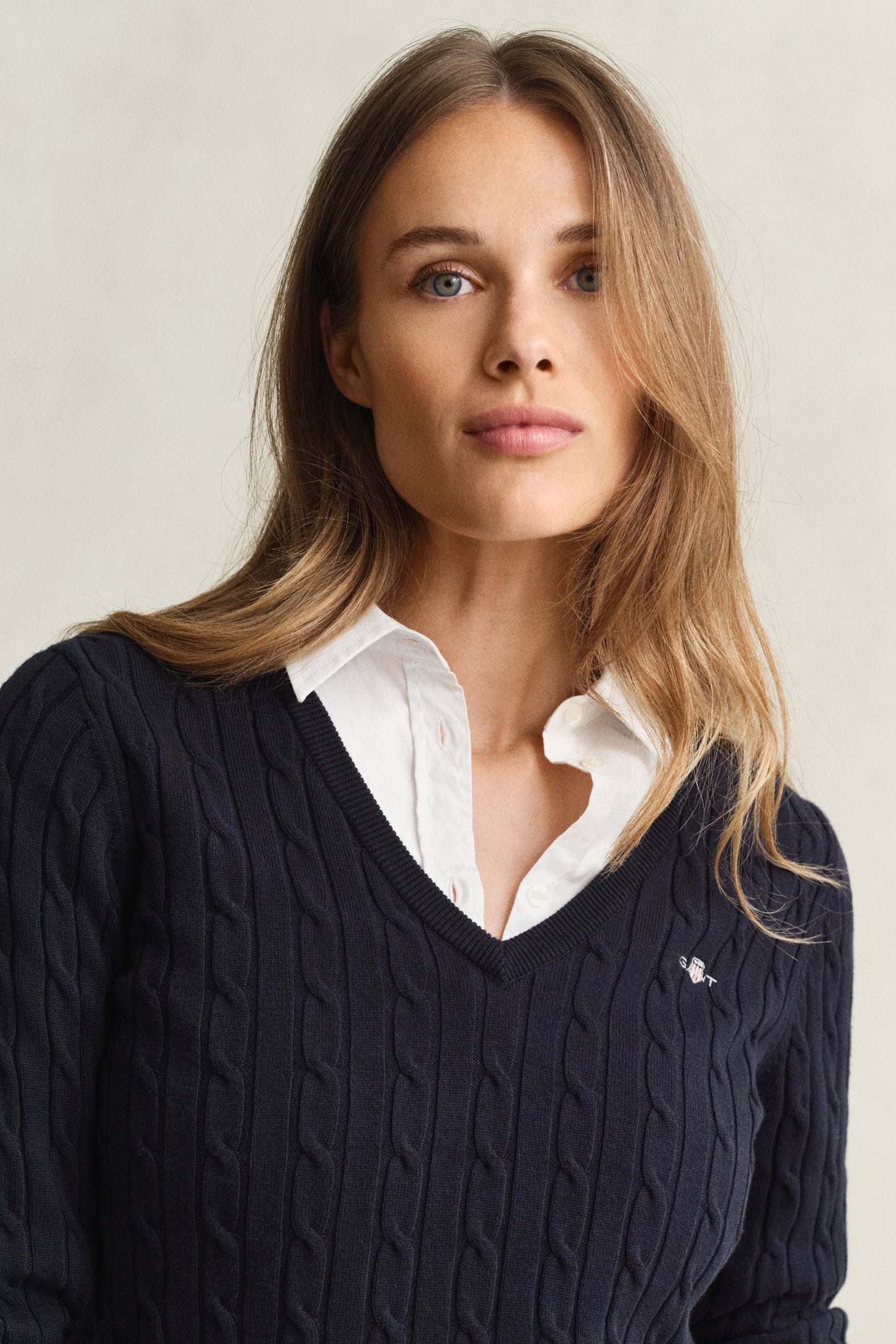 EVENING BLUE, STRETCH COTTON CABLE V-NECK, CLOSE-UP BY GANT AU.