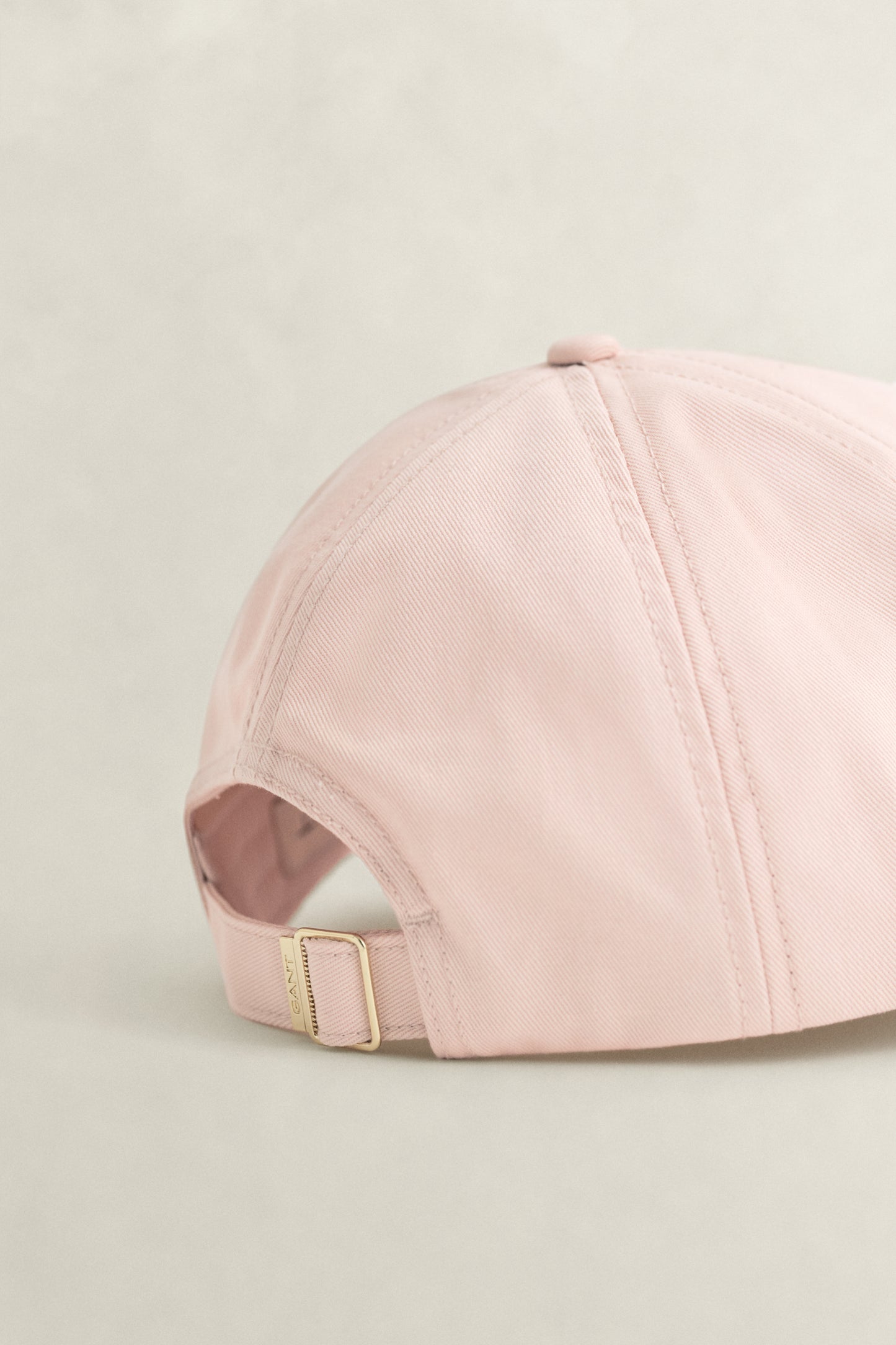 APRICOT PINK, SHIELD COTTON TWILL CAP, CLOSE-UP BY GANT AU.