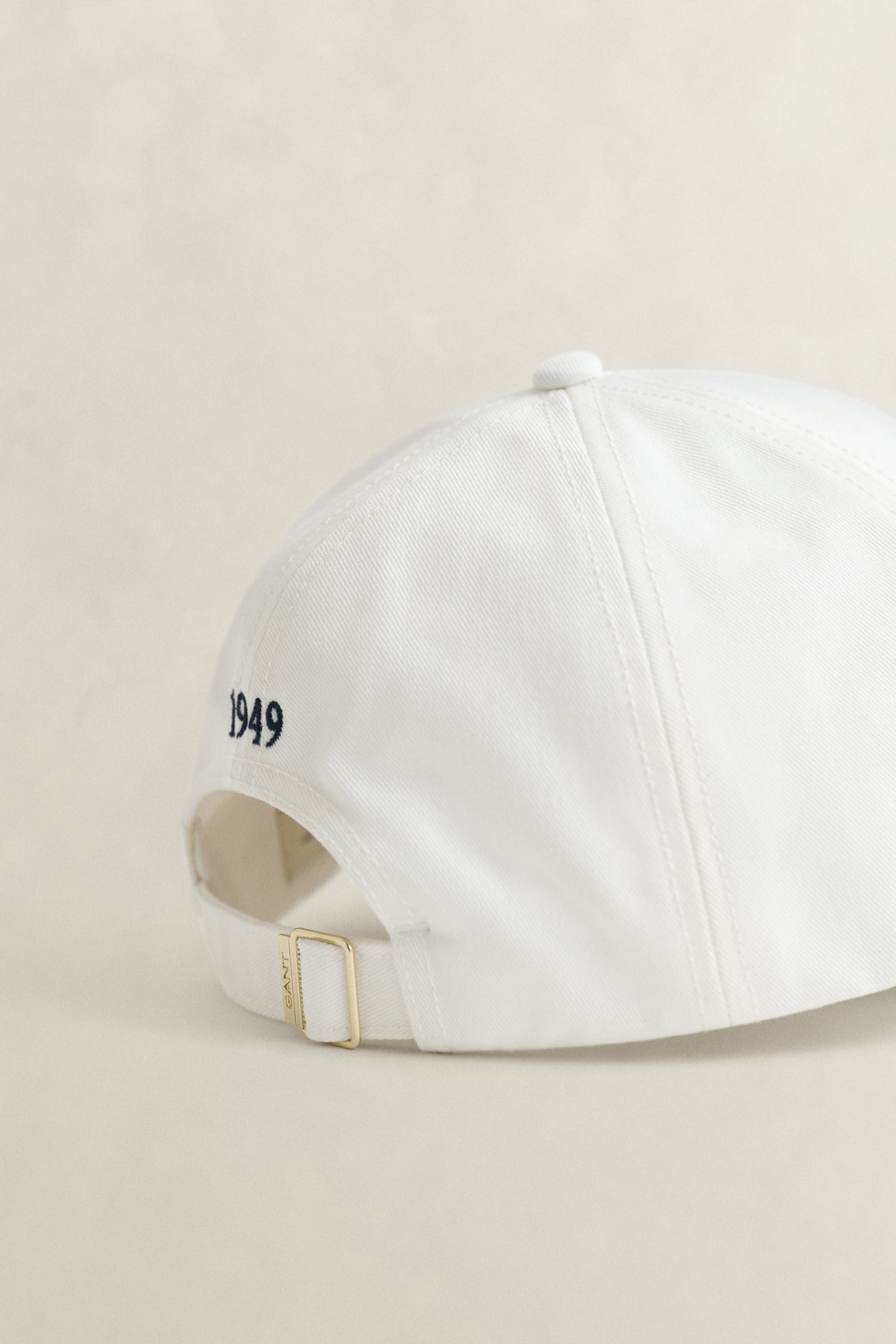 EGGSHELL, GRAPHIC COTTON TWILL CAP, CLOSE-UP BY GANT AU.