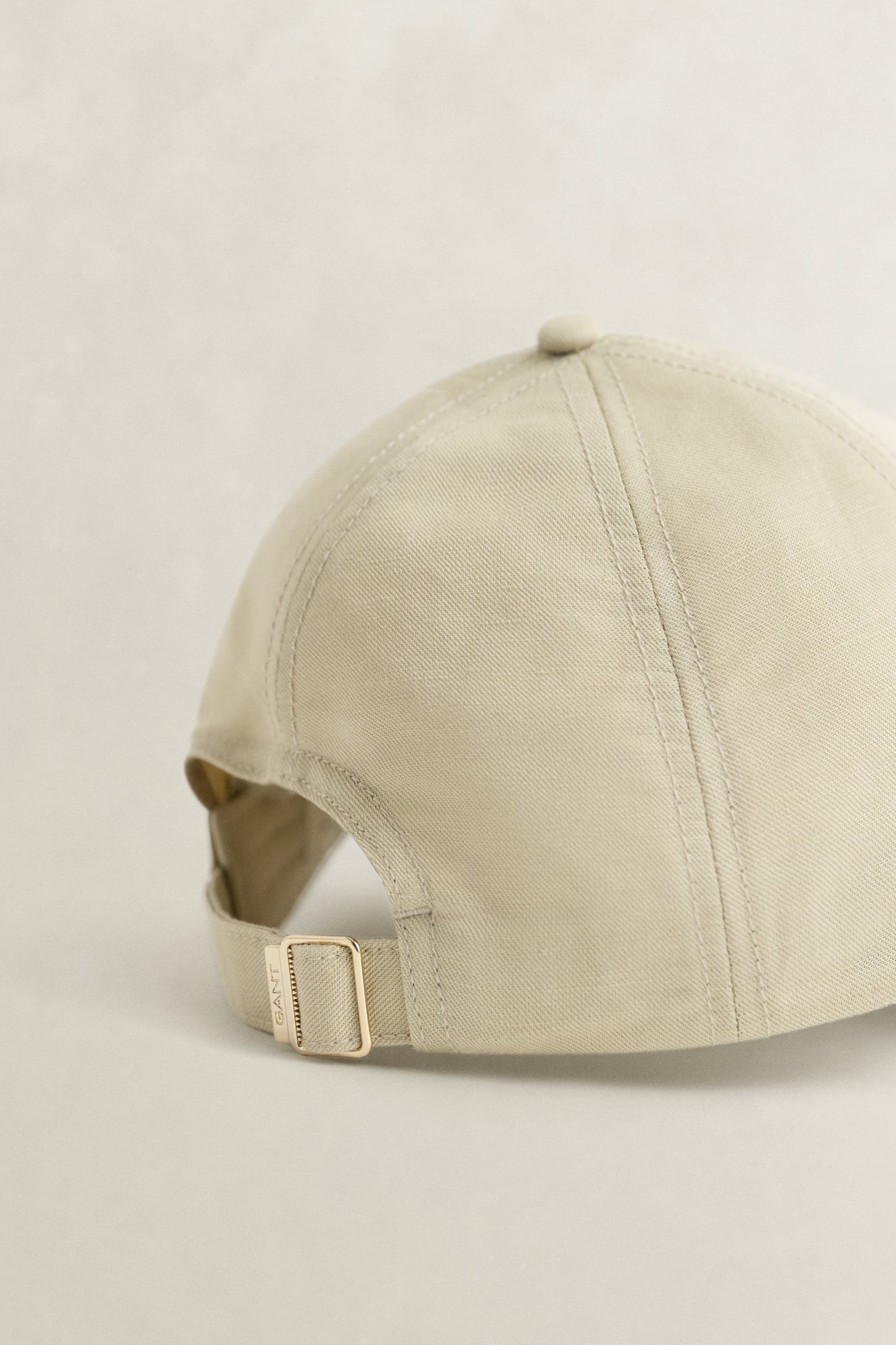 OAT BEIGE, LINEN BLEND CAP, FLAT-LAY BY GANT AU.