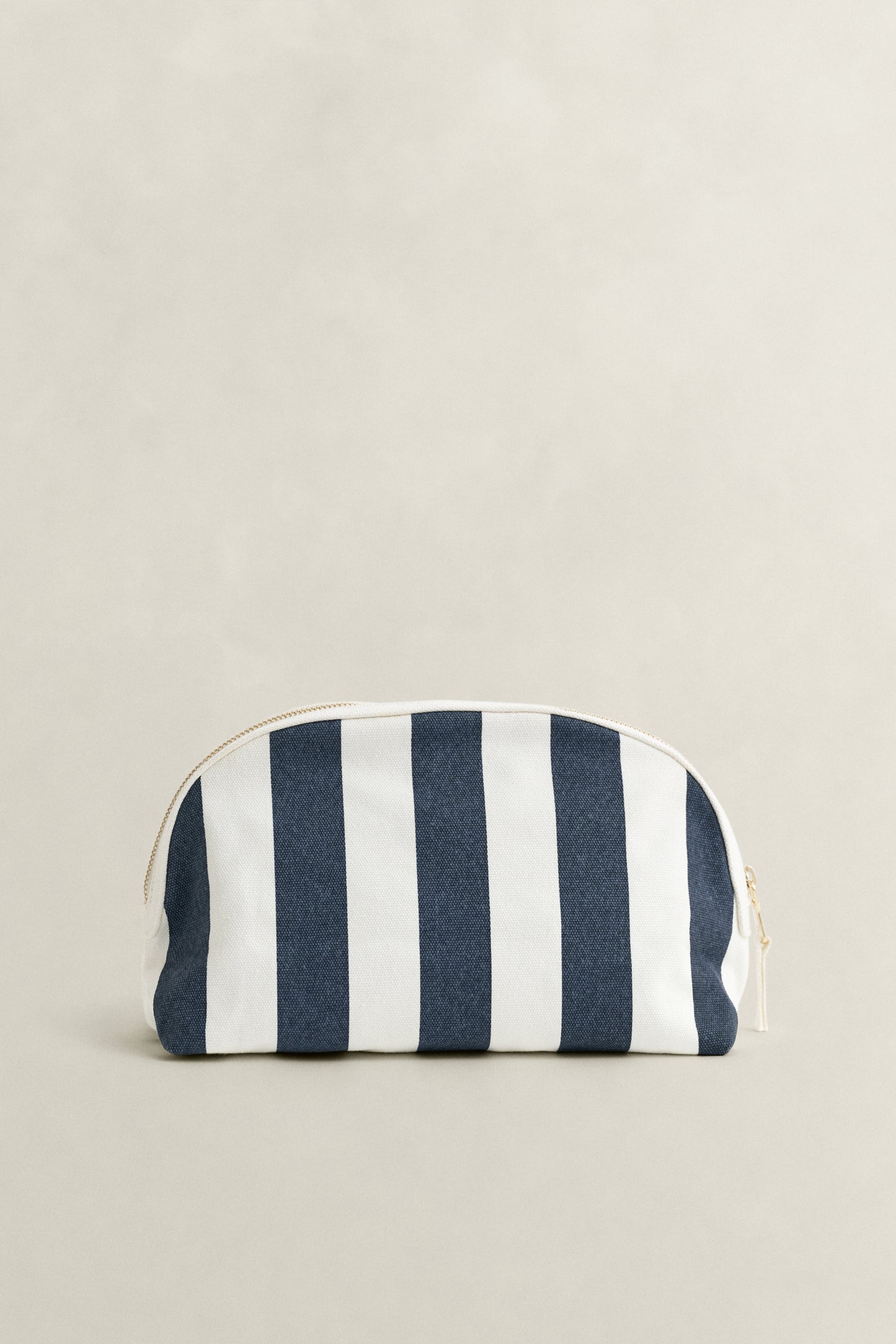 NAVY, AOP CANVAS WASHBAG, BACK-VIEW BY GANT AU.