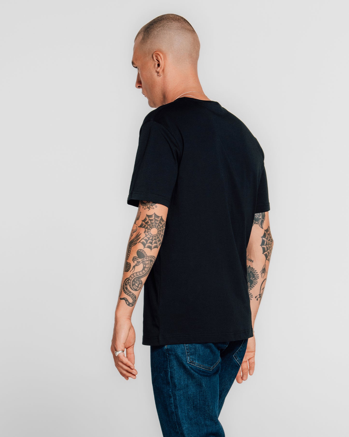 BLACK, REG ARCHIVE SHIELD TSHIRT, BACK-VIEW BY GANT AU.