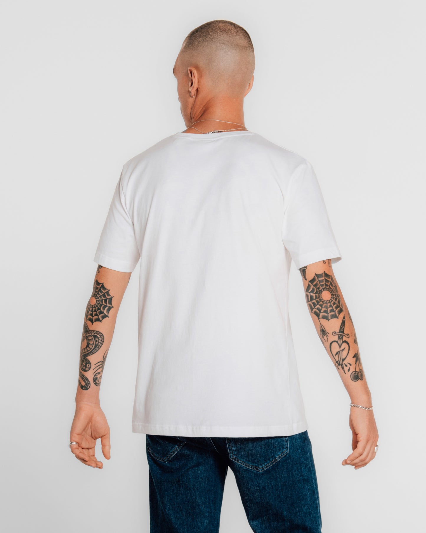 WHITE, REG ARCHIVE SHIELD TSHIRT, BACK-VIEW BY GANT AU.