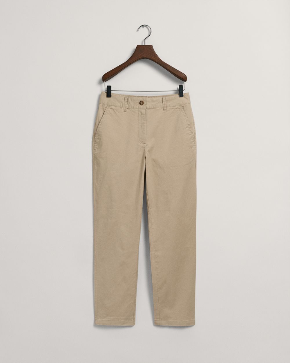DRY SAND, SLIM CHINOS, FLAT-LAY BY GANT AU.