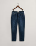 DARK BLUE WORN IN, SLIM GANT JEANS, FLAT-LAY BY GANT AU.