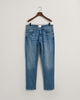 MID BLUE WORN IN, SLIM GANT JEANS, FLAT-LAY BY GANT AU.