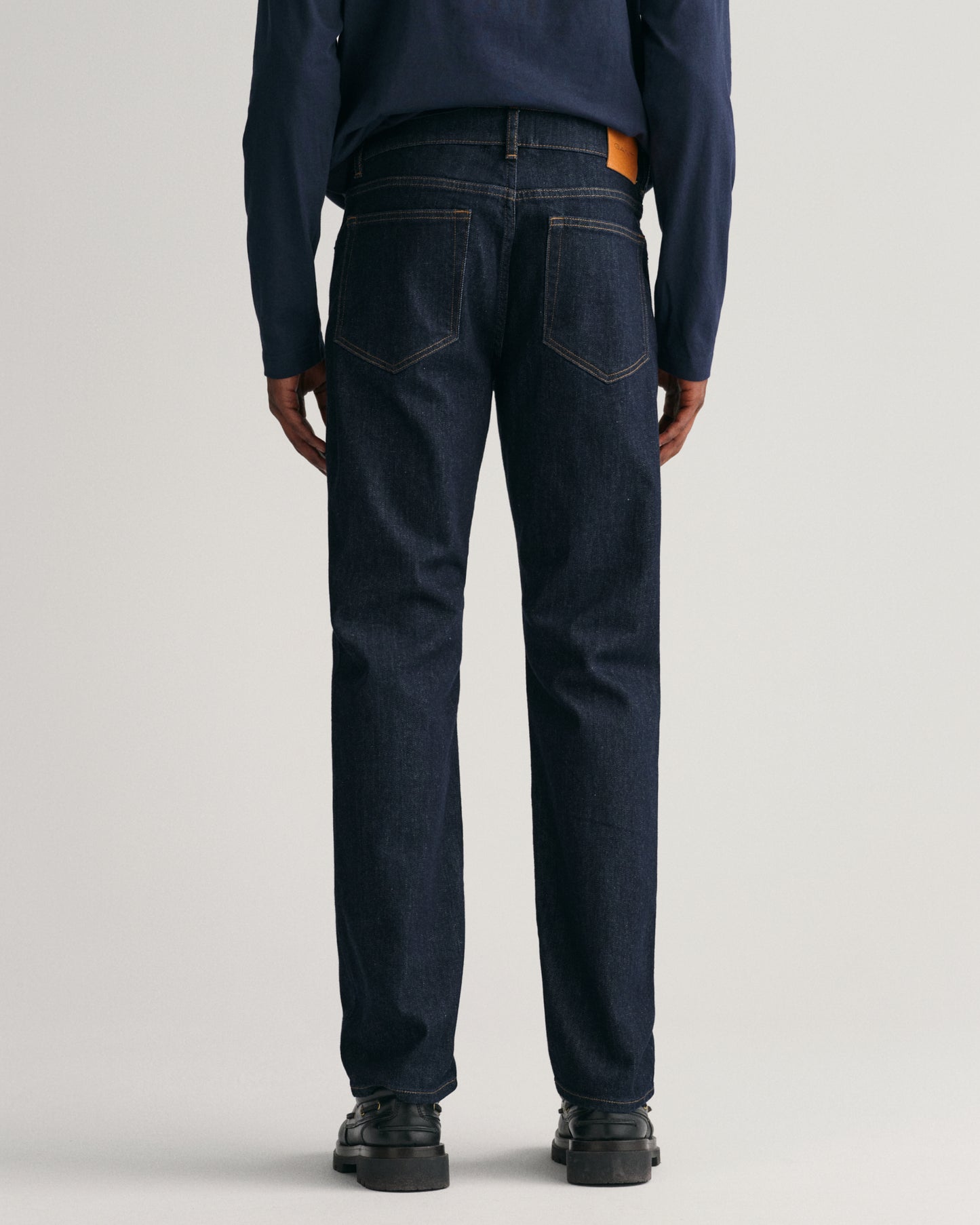 DARK BLUE, REGULAR GANT JEANS, BACK-VIEW BY GANT AU.