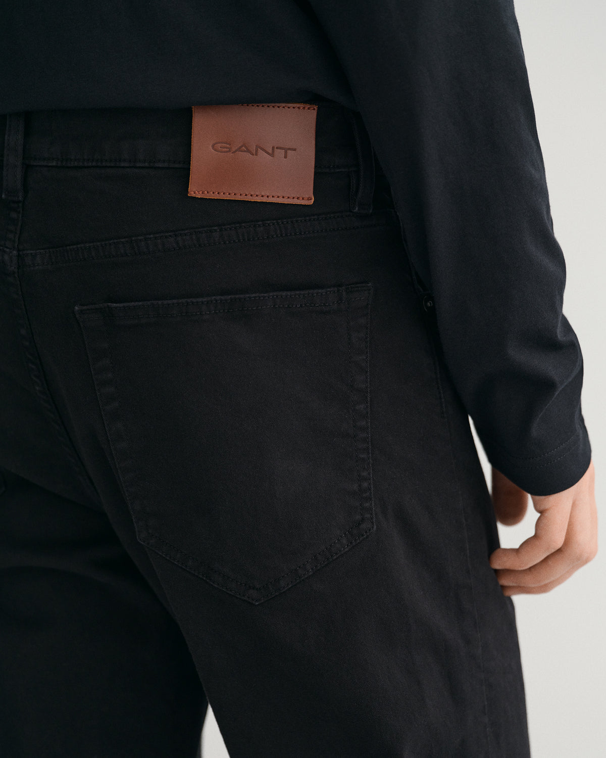 BLACK, REGULAR DESERT JEANS, CLOSE-UP BY GANT AU.
