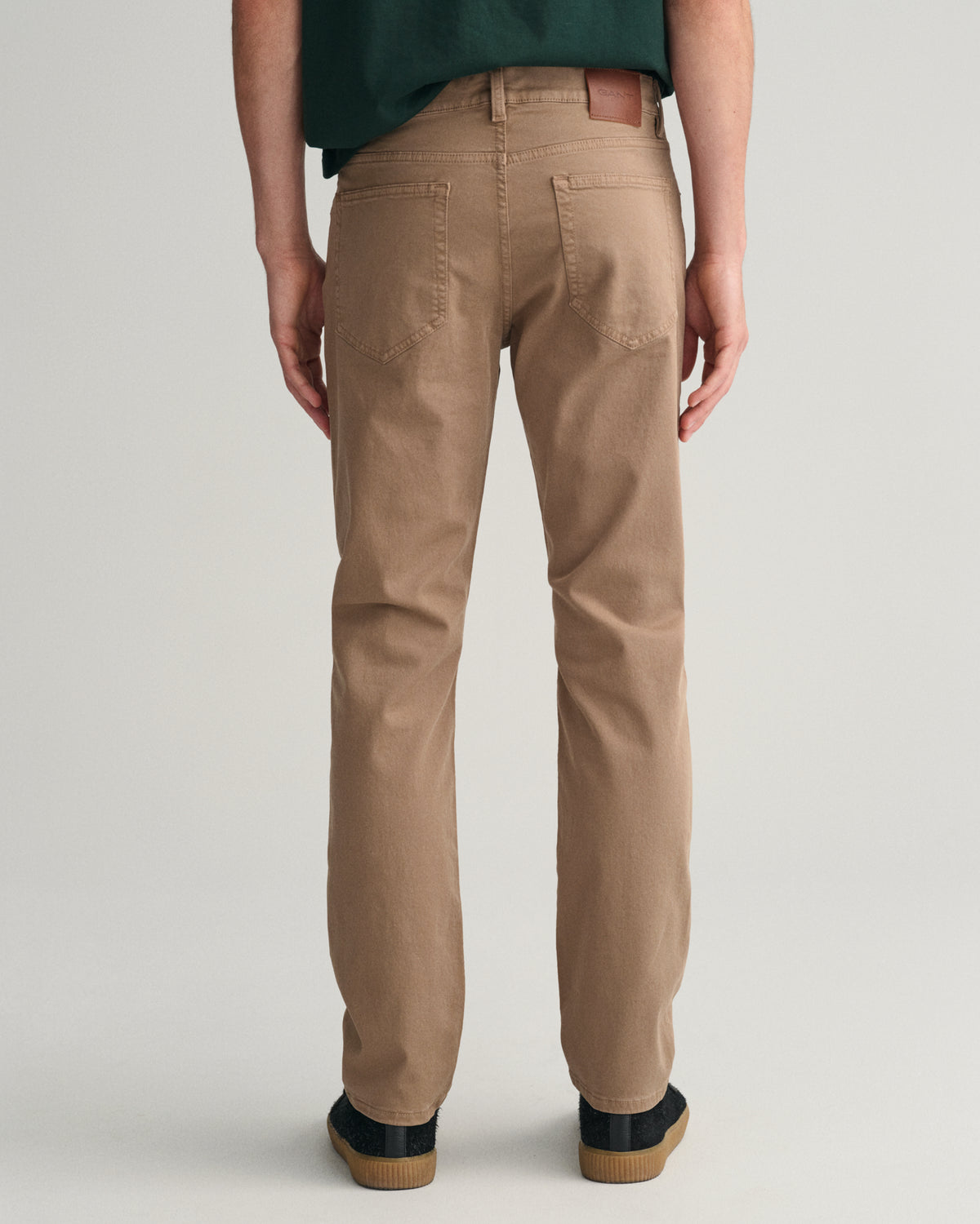 DESERT BROWN, REGULAR DESERT JEANS, BACK-VIEW BY GANT AU.